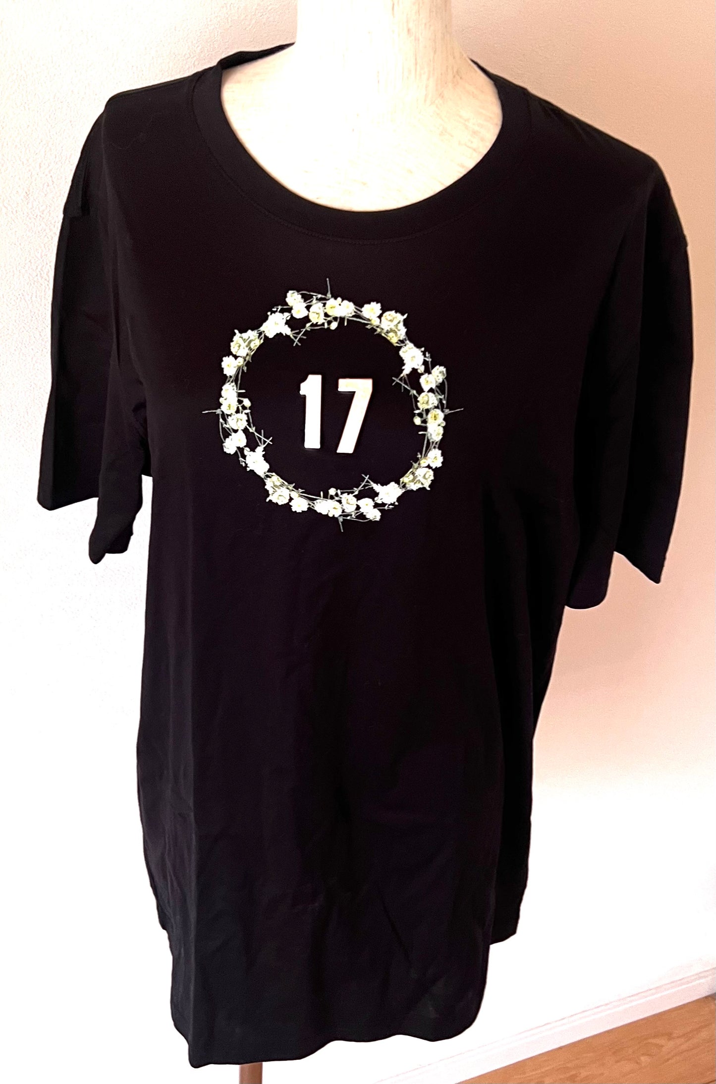 Givenchy Black Tshirt with floral wreath L size (🇵🇭P5,160)