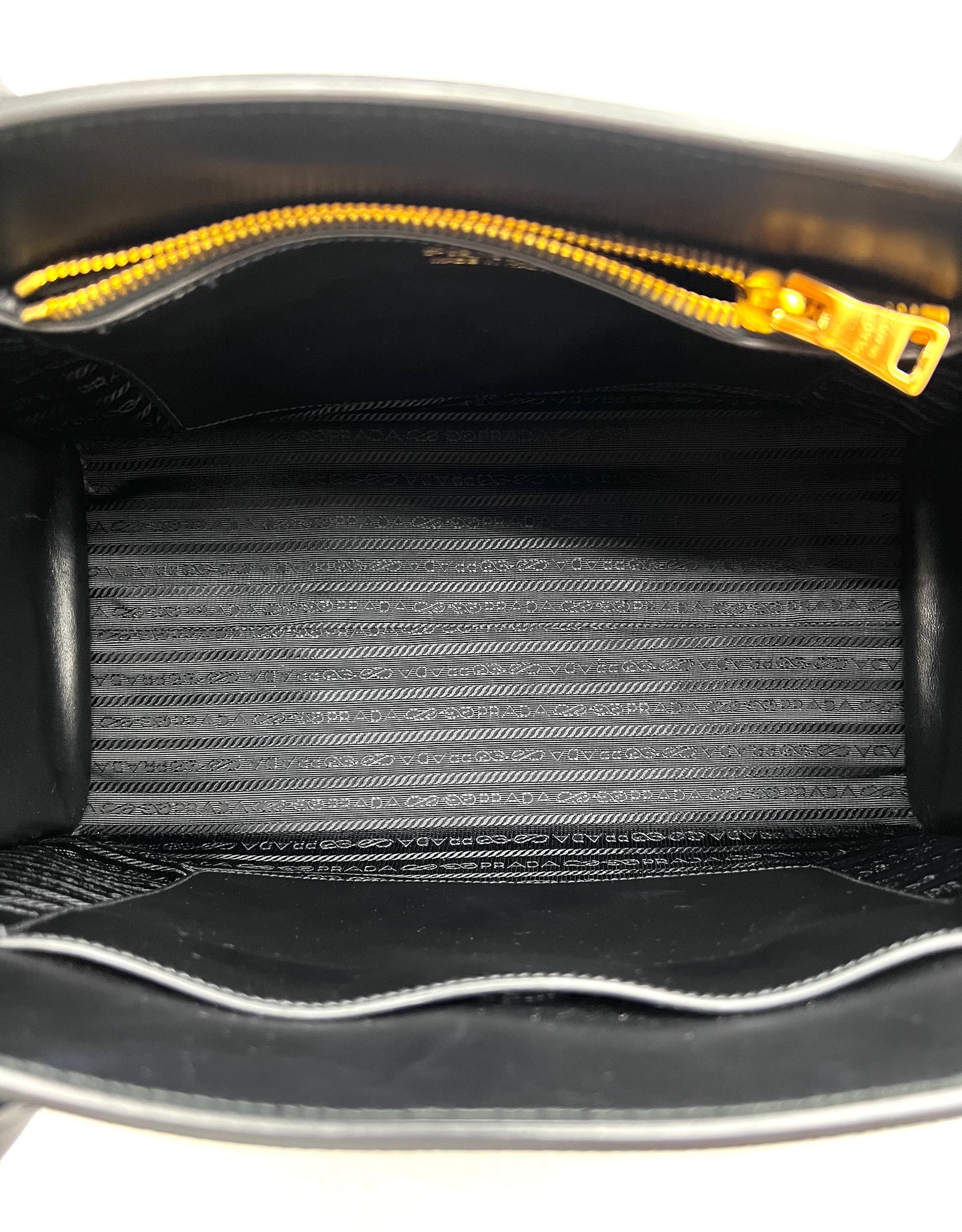 Prada Saffiano Black Monochrome Tote 2 way Bag   (🇵🇭P63,640)