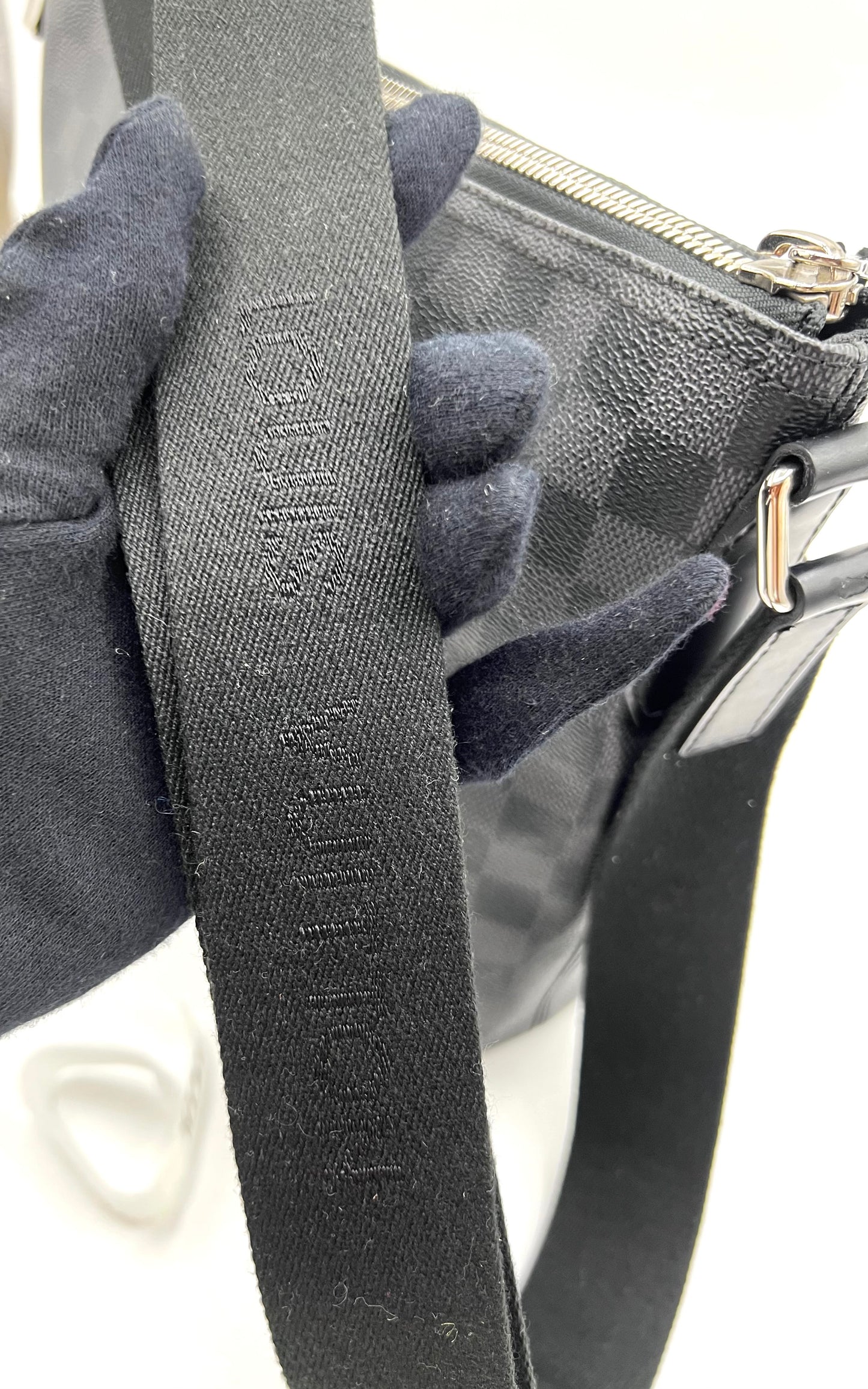 Louis Vuitton mick Graphite Mm Size Cross Body Bag       (🇵🇭P59,340)