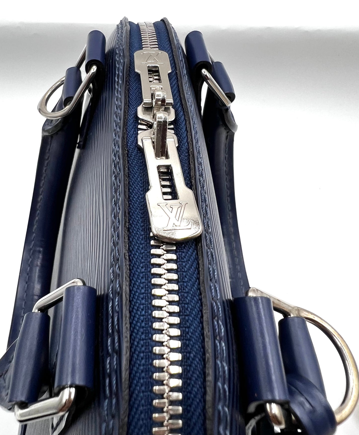 Louis Vuitton Epi  Navy Blue Alma BB 2 way bag                  (🇵🇭P68,800)