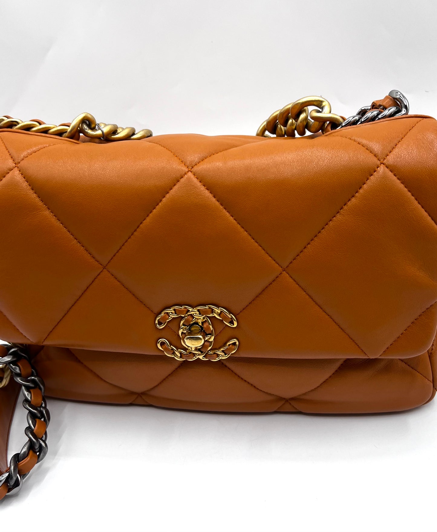 Chanel 19 Lambskin Camel Tone Mm Size IC chip 2 way Crossbody bag (🇵🇭P344,000)