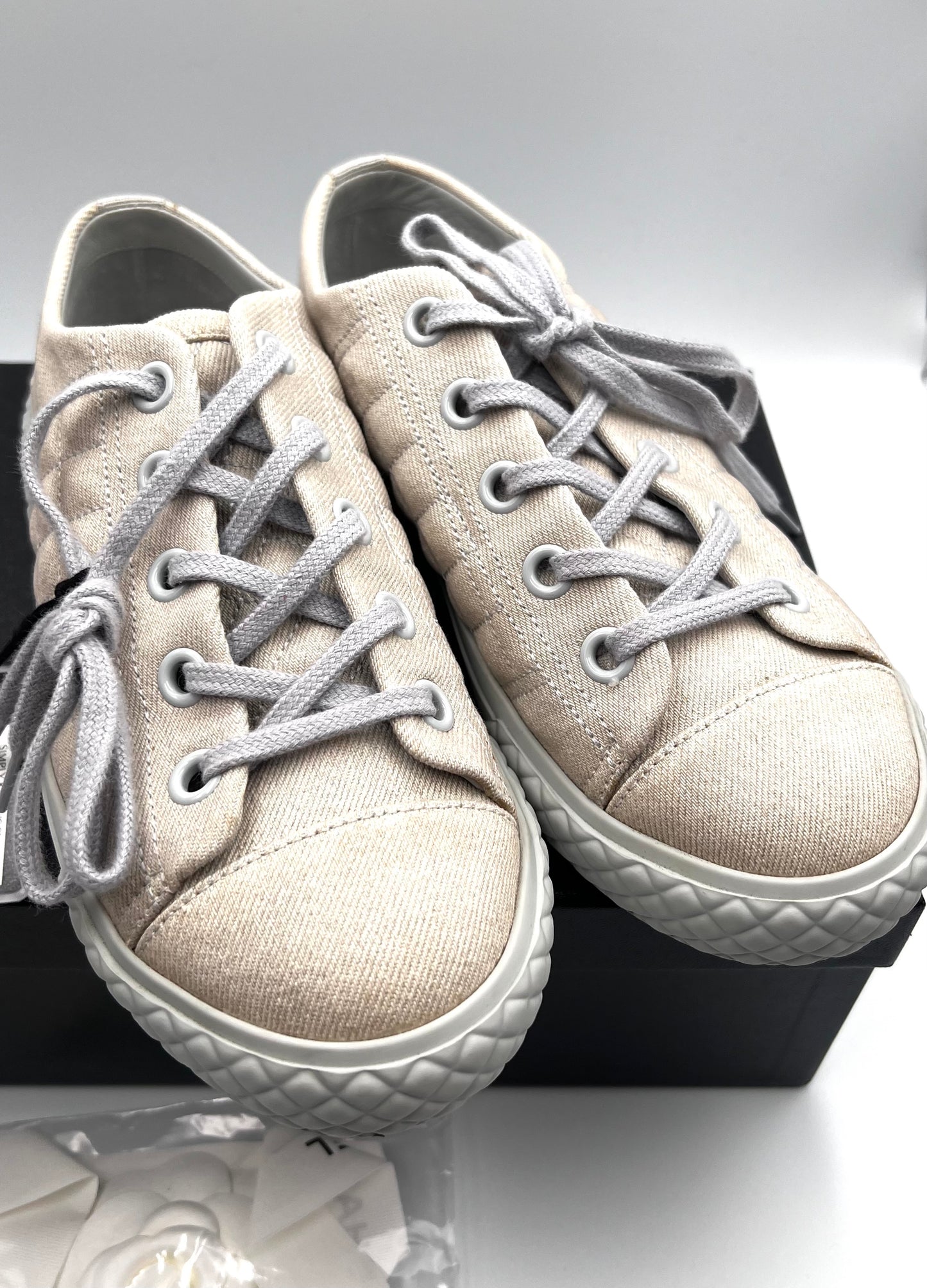 Chanel 22C cruise 2022 collection Light Blue Gray Denim CC Logo Low Top Sneakers Size 36C (🇵🇭P48,270)