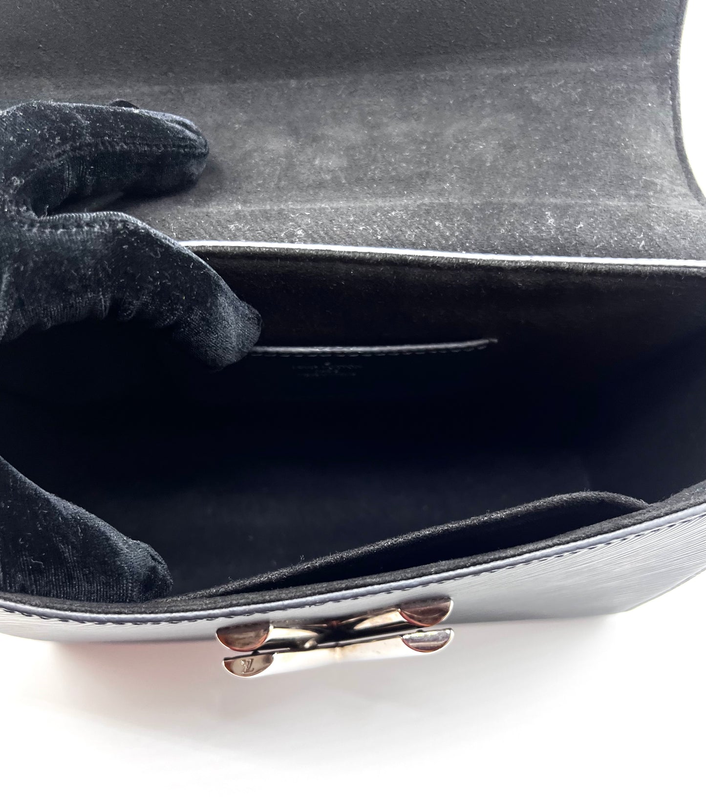 Louis Vuiiton Twist Black Epi MM Size Flap Chain Bag         (🇵🇭P103,200)