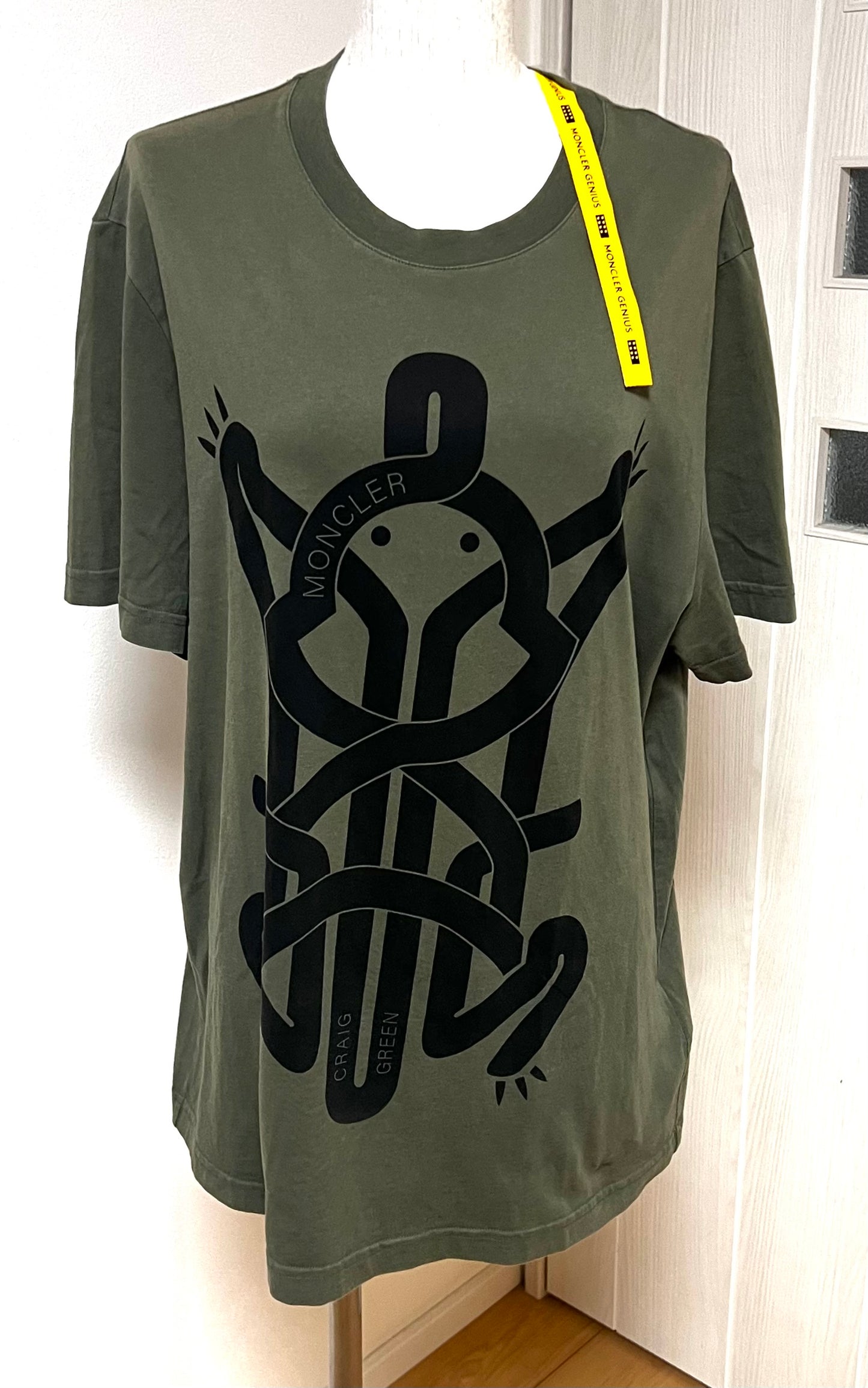 Moncler Olive graphic Tshirt L size  (🇵🇭P7,740)