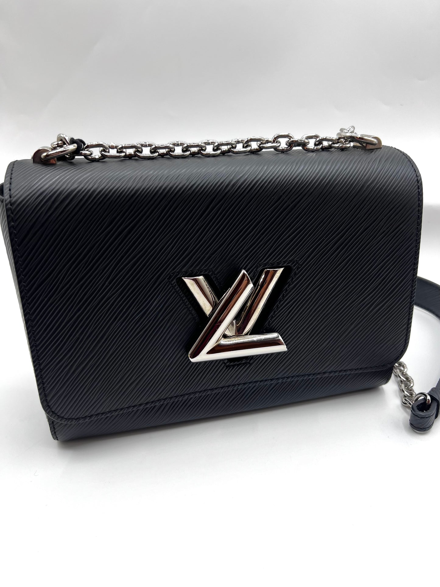 Louis Vuiiton Twist Black Epi MM Size Flap Chain Bag         (🇵🇭P103,200)