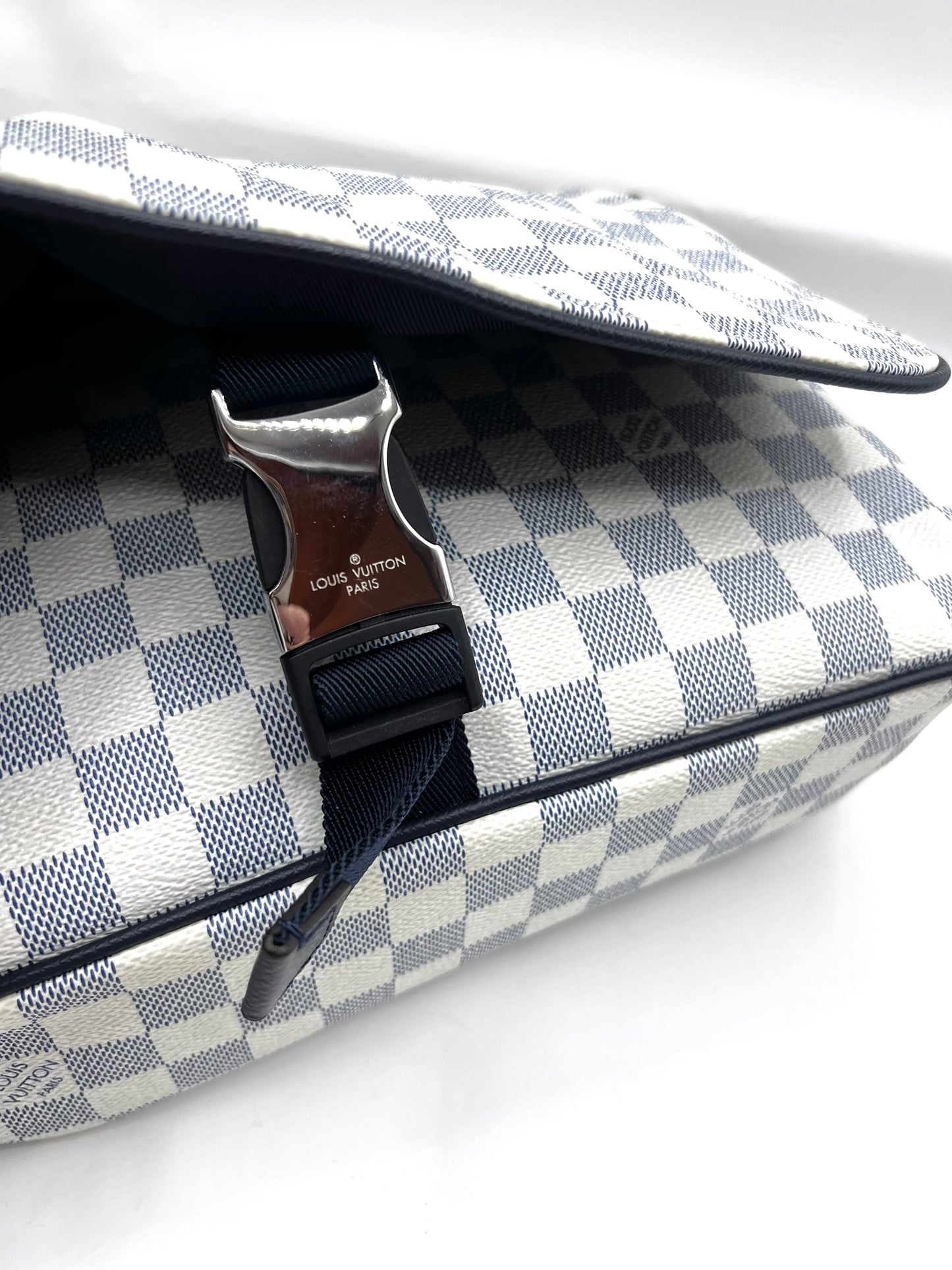 Louis Vuitton Azur Match Point Messenger Crossbody Bag     (🇵🇭P59,340)