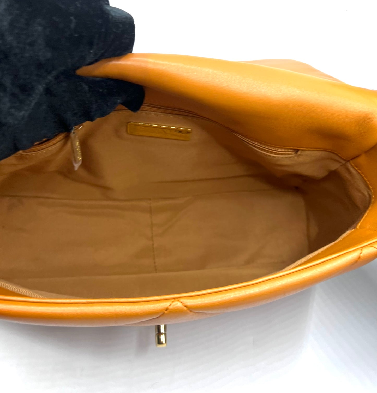 Chanel 19 Lambskin Camel Tone Mm Size IC chip 2 way Crossbody bag (🇵🇭P344,000)