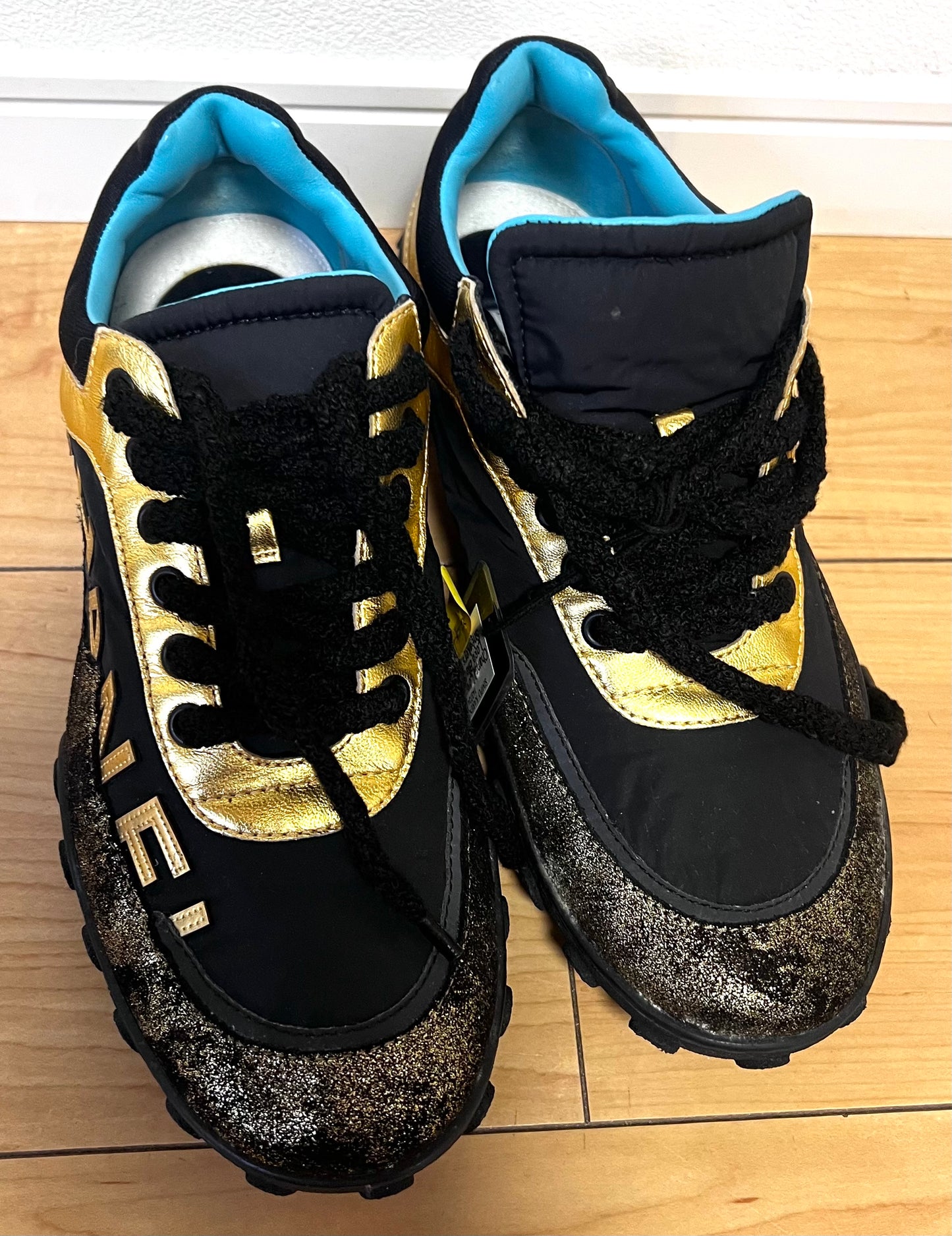 Chanel Low Top Cc Logo Black/Gold Sneakers Size39Eu /24CM (🇵🇭P18,920)