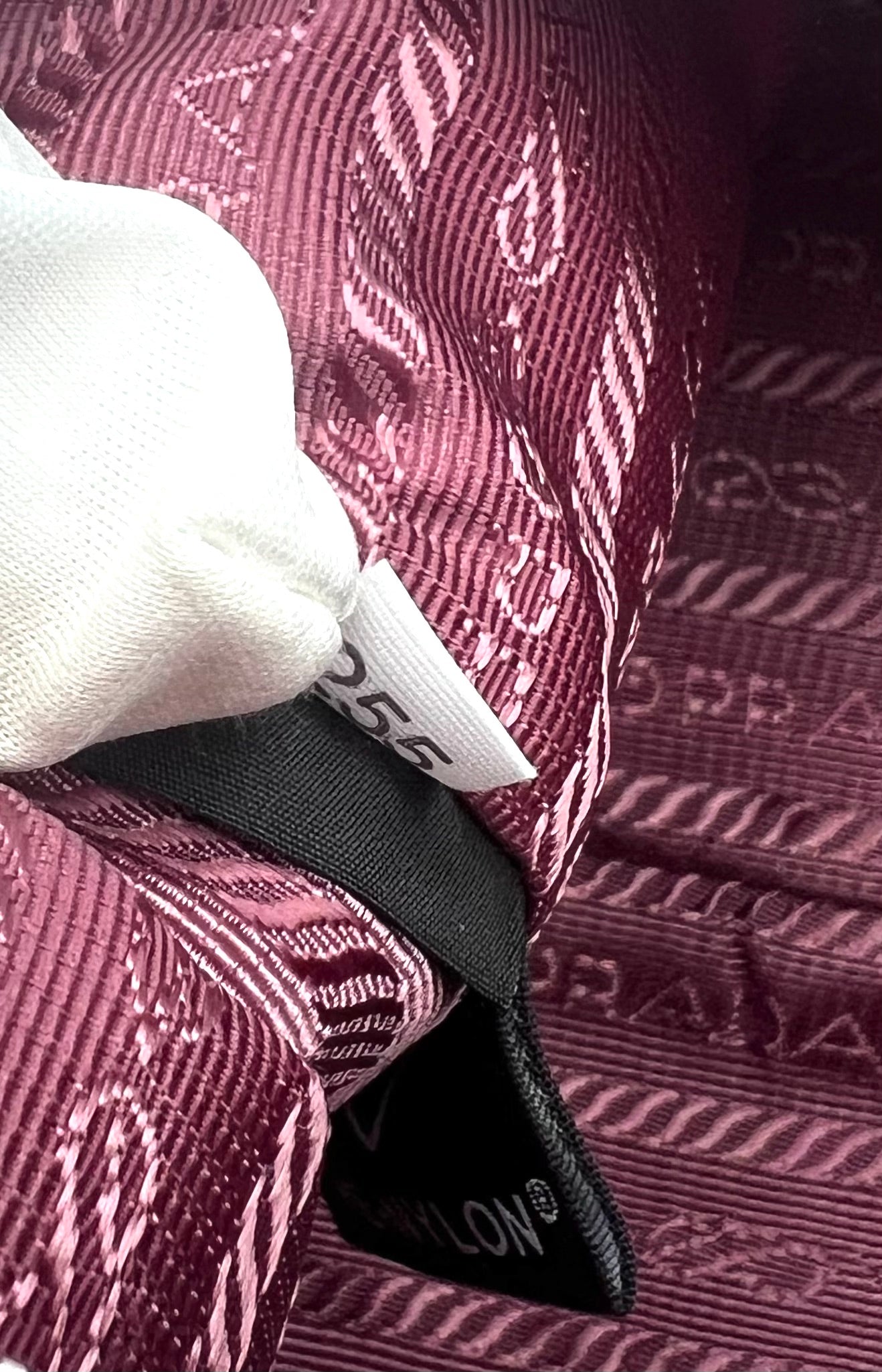 Prada Tessuto Nylon Sakura Pink Re-Edition 2005 Crossbody Bag (🇵🇭P72,240)