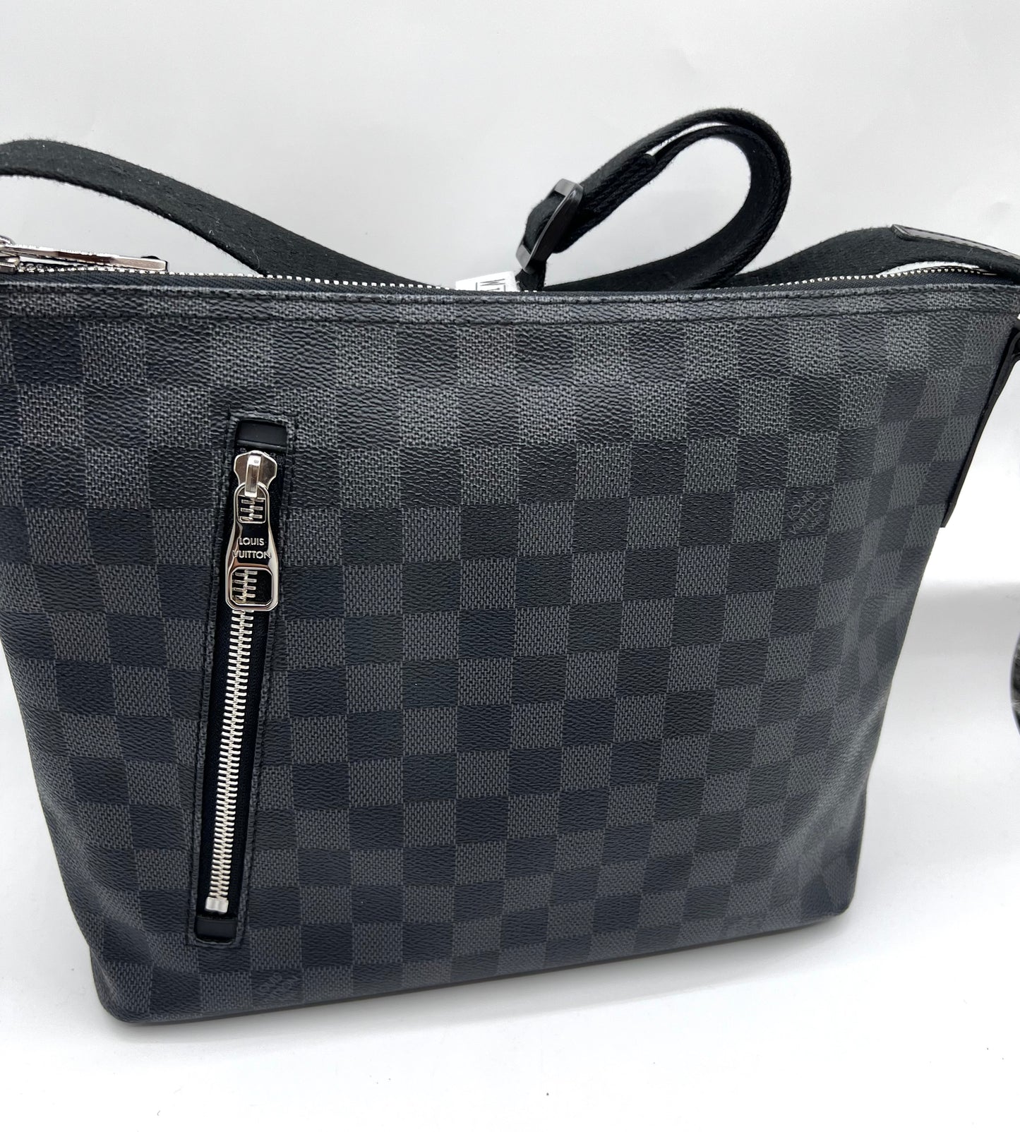 Louis Vuitton mick Graphite Mm Size Cross Body Bag       (🇵🇭P59,340)
