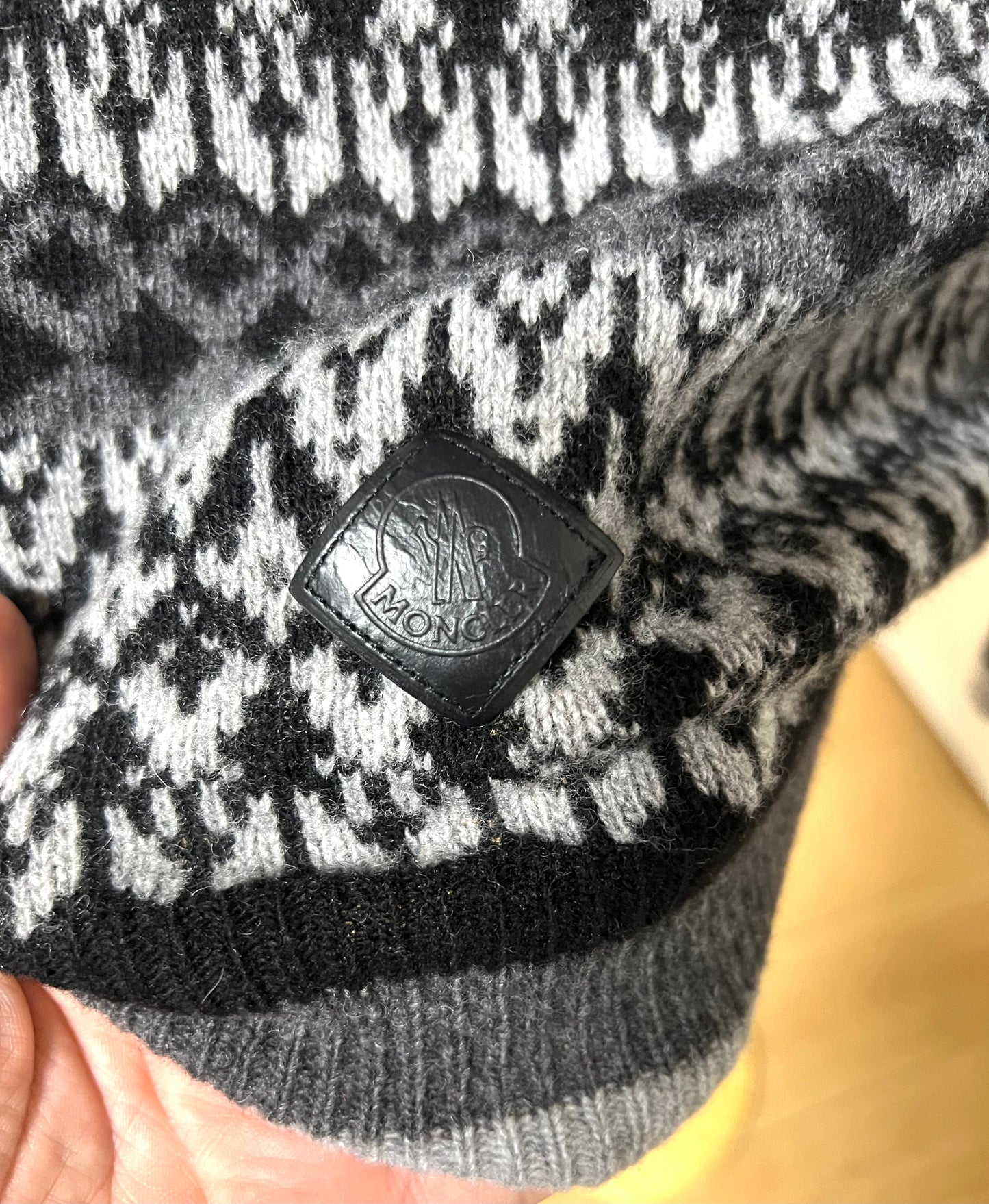 Moncler Knitted W/ Hood Sweater L size   (🇵🇭10,320)