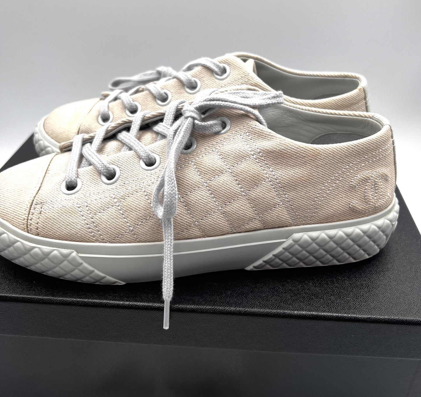 Chanel 22C cruise 2022 collection Light Blue Gray Denim CC Logo Low Top Sneakers Size 36C (🇵🇭P48,270)