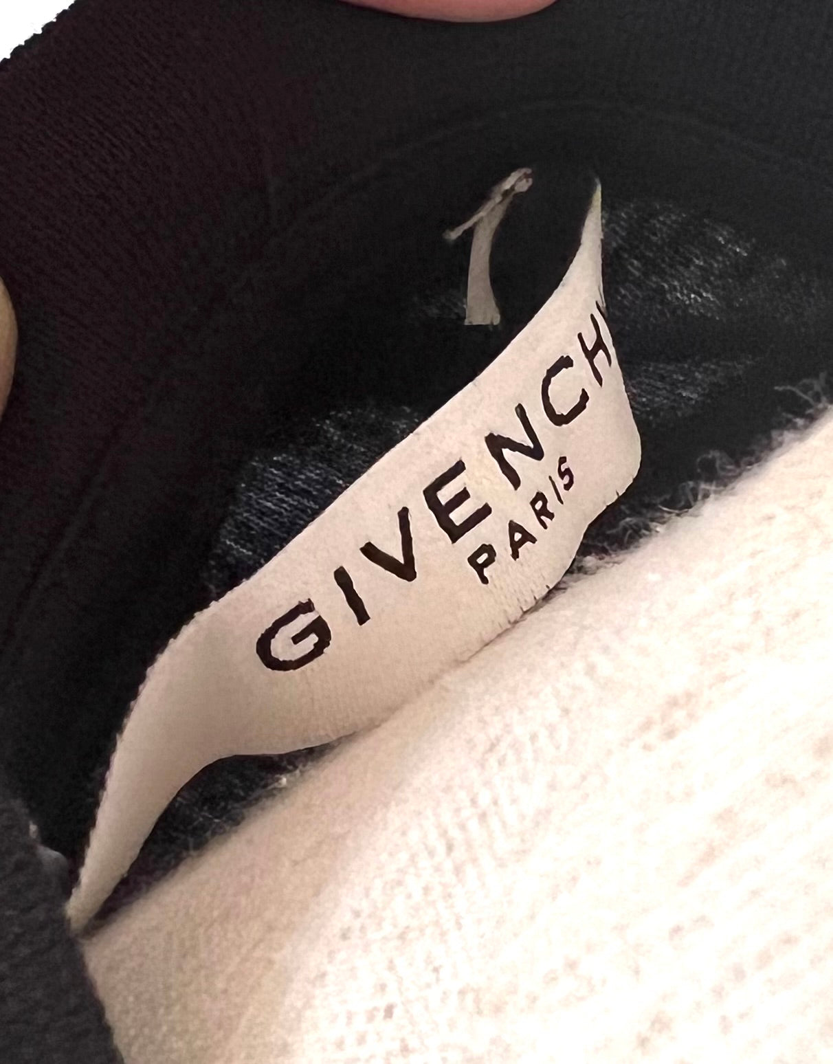 Givenchy Black Tshirt with floral wreath L size (🇵🇭P5,160)