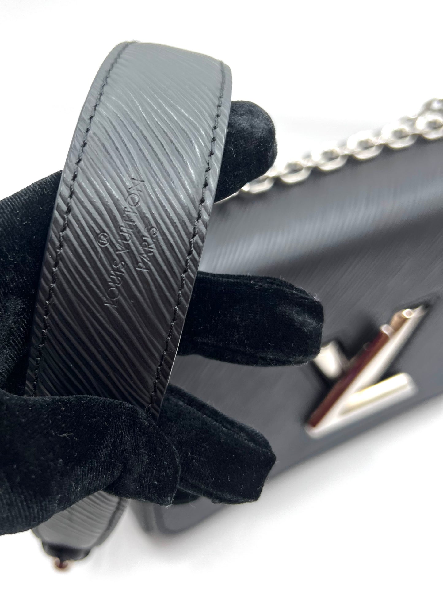 Louis Vuiiton Twist Black Epi MM Size Flap Chain Bag         (🇵🇭P103,200)