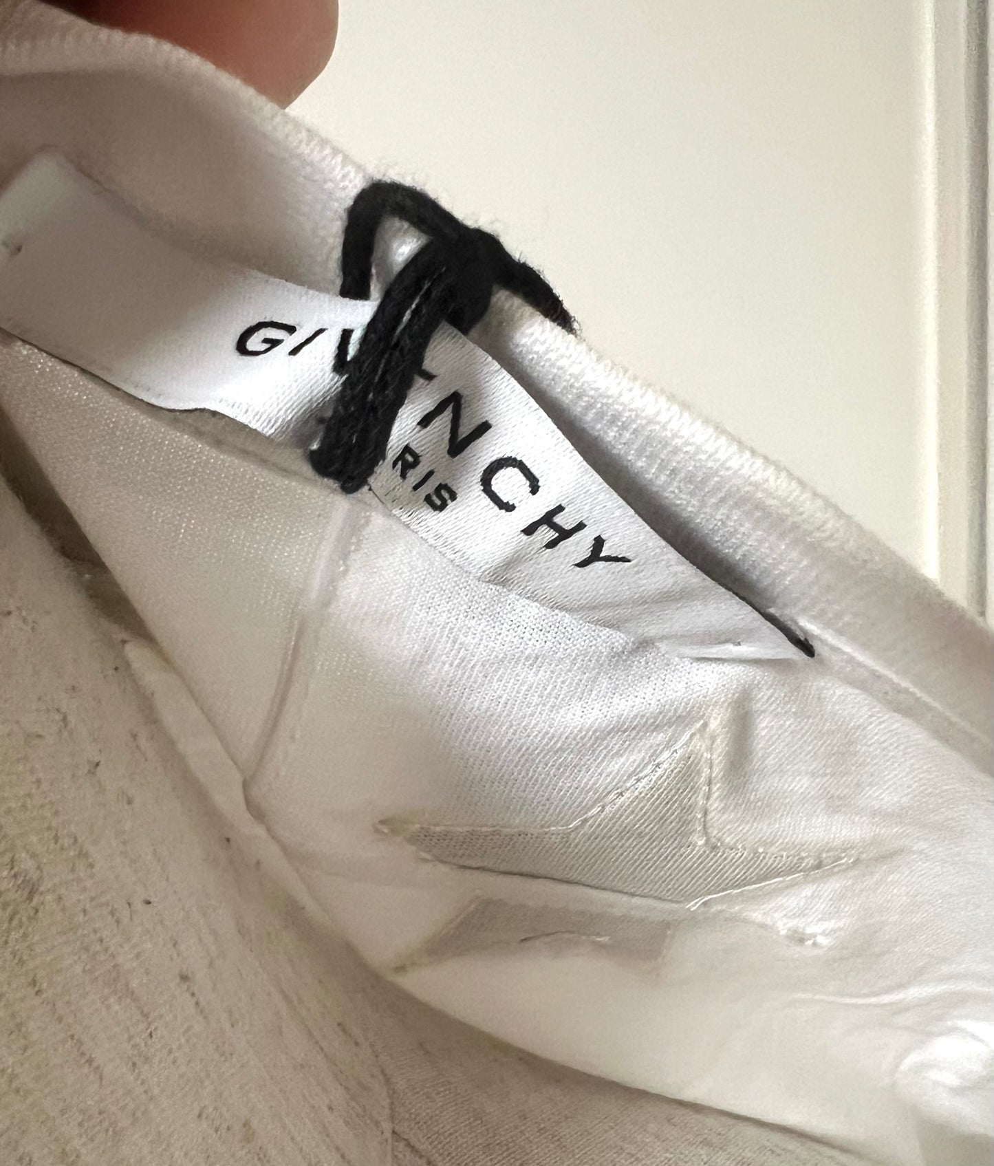 Givenchy White Tshirt with Star Motif M size Ladies (🇵🇭P6,880)