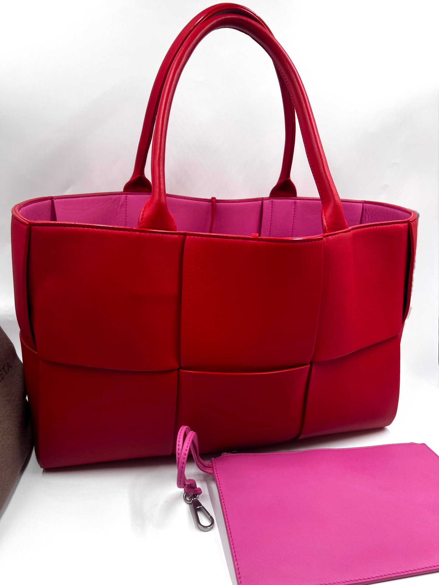 Bottega Veneta Arco Intercciato Leather Tote Bag with Pouch MM size                (🇵🇭P76,550)