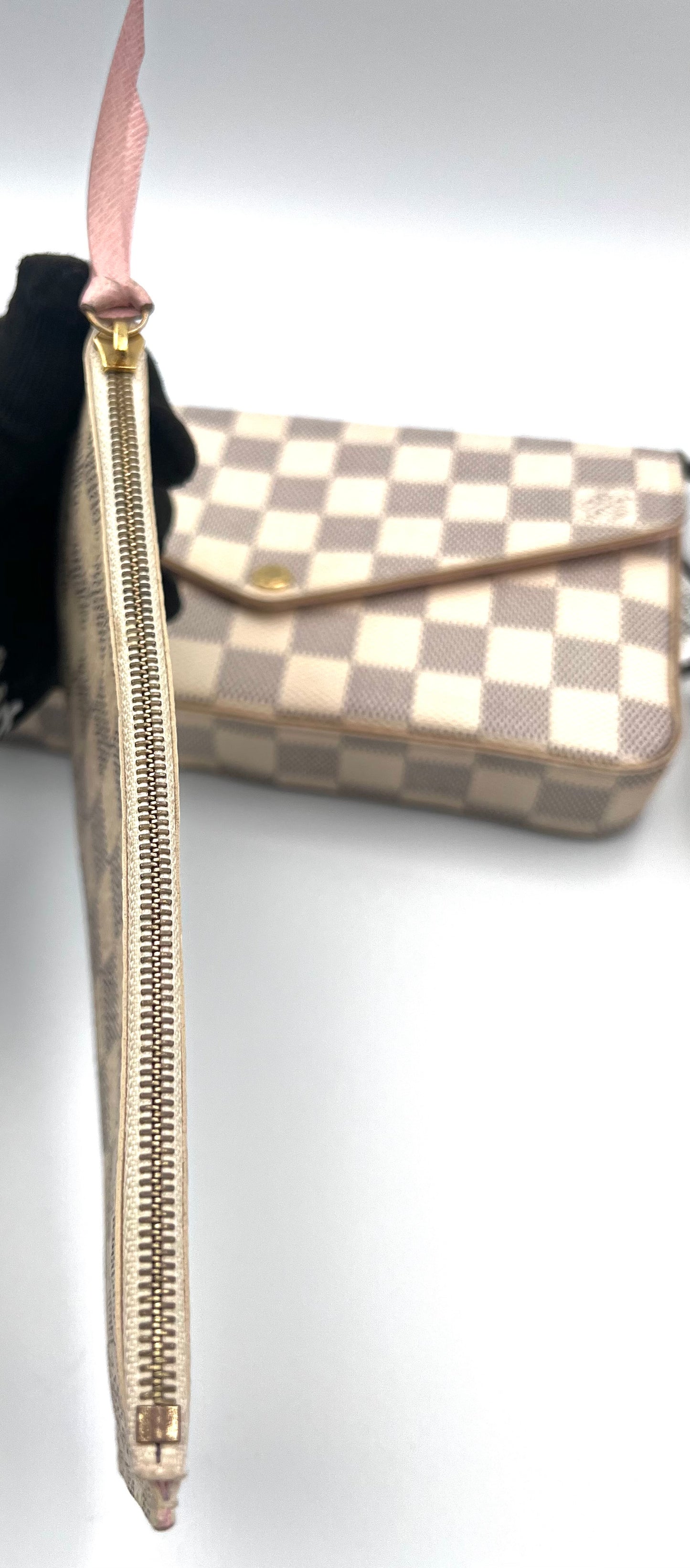 Louis Vuitton Felicie Azur Pochette wallet on chain         (🇵🇭P63,640)