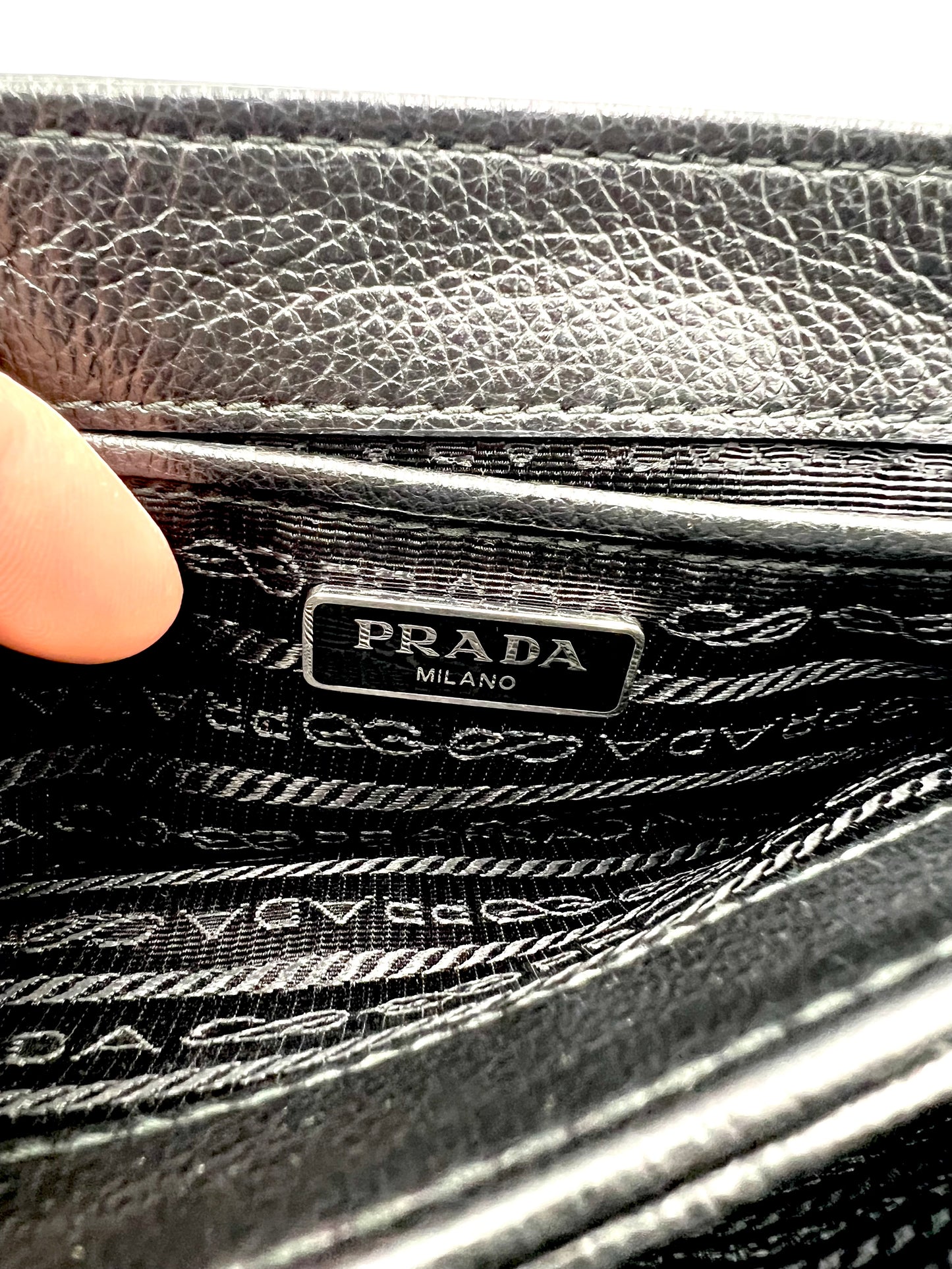 Prada Vitello phenix Flap Black Chain Cross Body Bag             (🇵🇭P59,340)