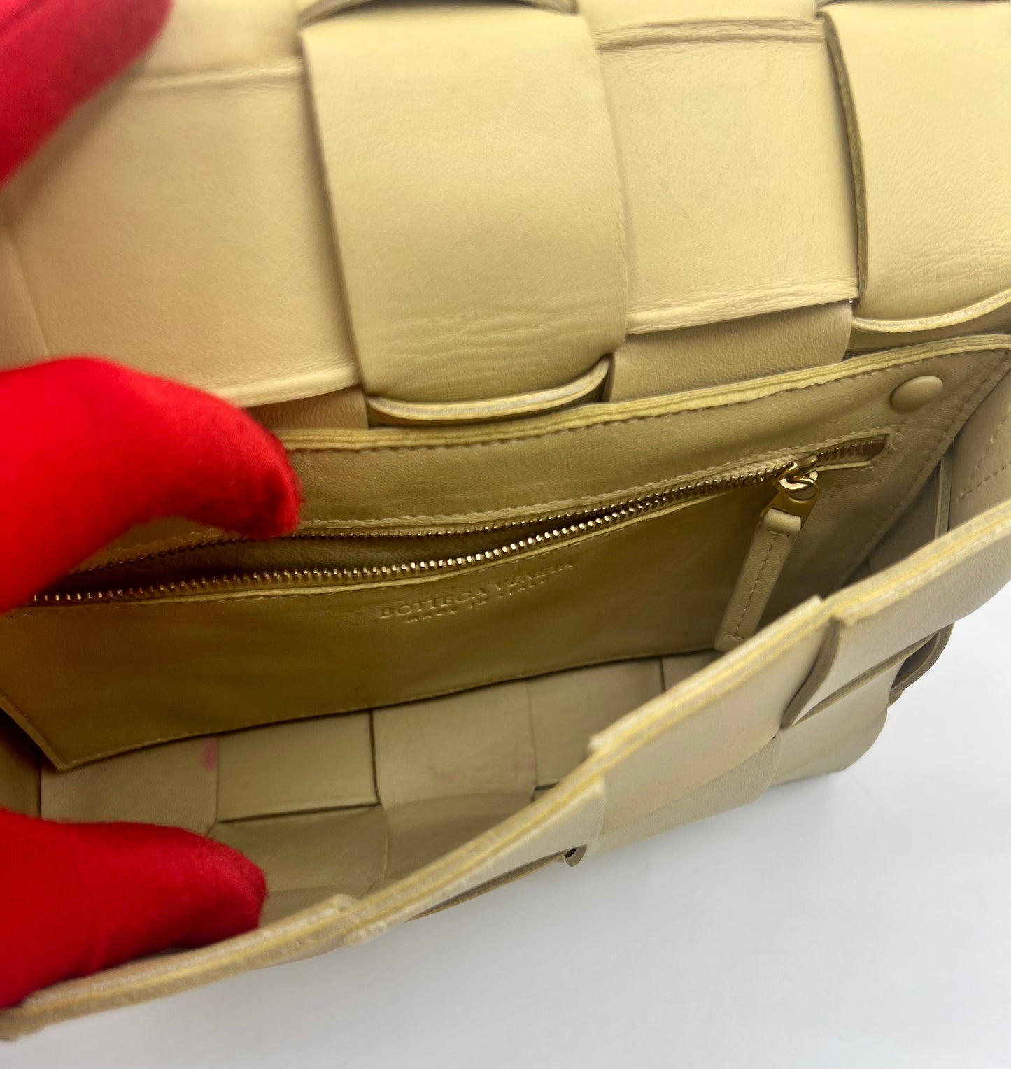 Bottega Venetta Cassette leather crossbody bag Mm size   (🇵🇭P59,340)