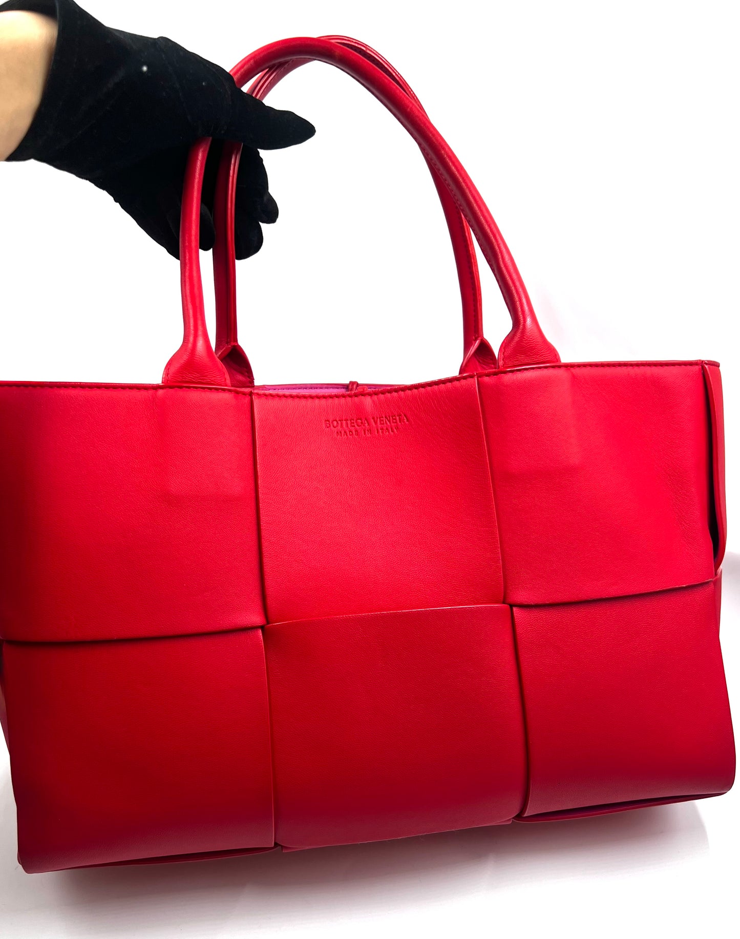 Bottega Veneta Arco Intercciato Leather Tote Bag with Pouch MM size                (🇵🇭P76,550)