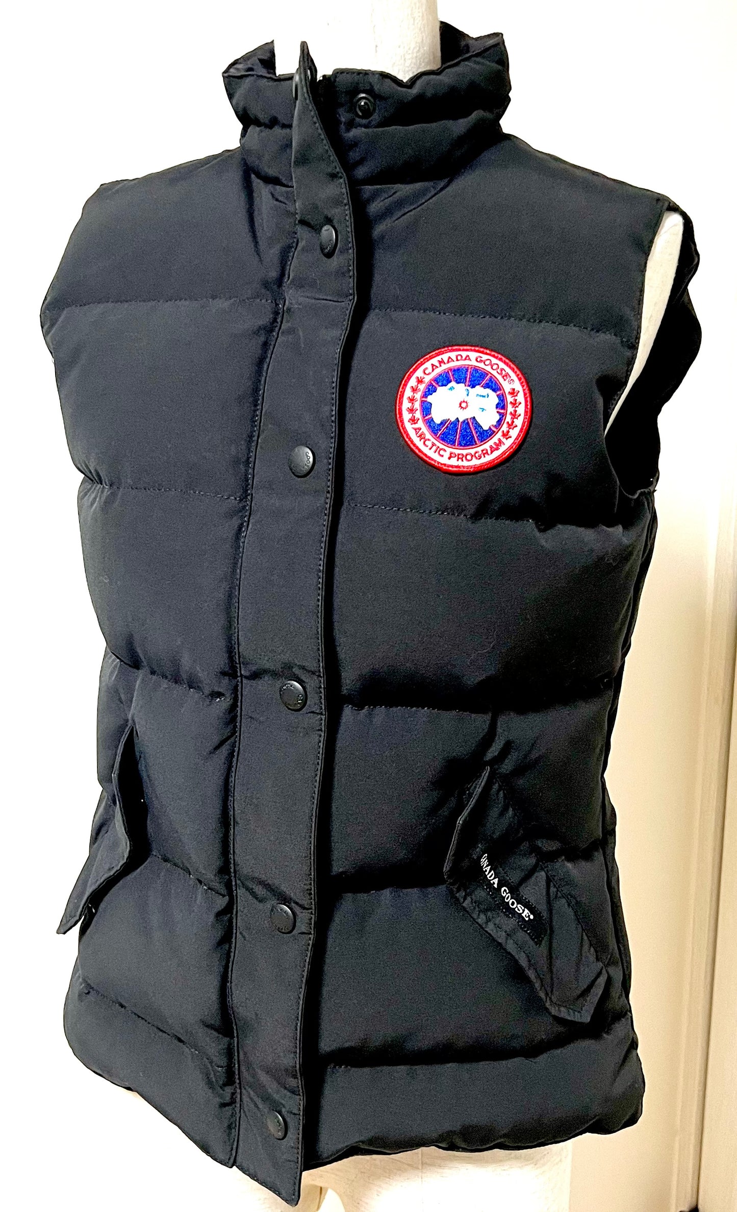 Canada Goose Black Down Vest S~M Size (🇵🇭P23,220)