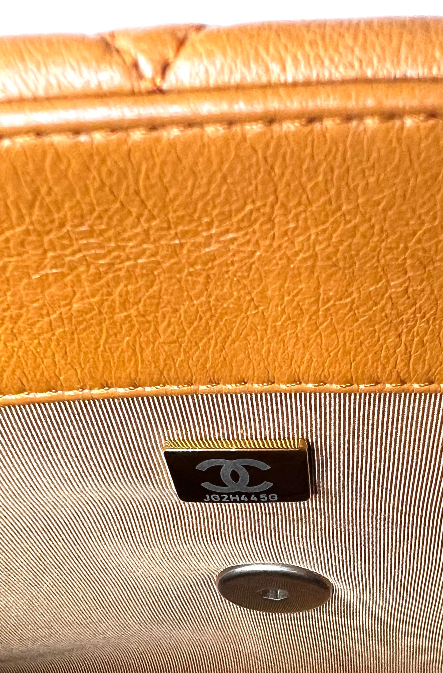 Chanel 19 Lambskin Camel Tone Mm Size IC chip 2 way Crossbody bag (🇵🇭P344,000)