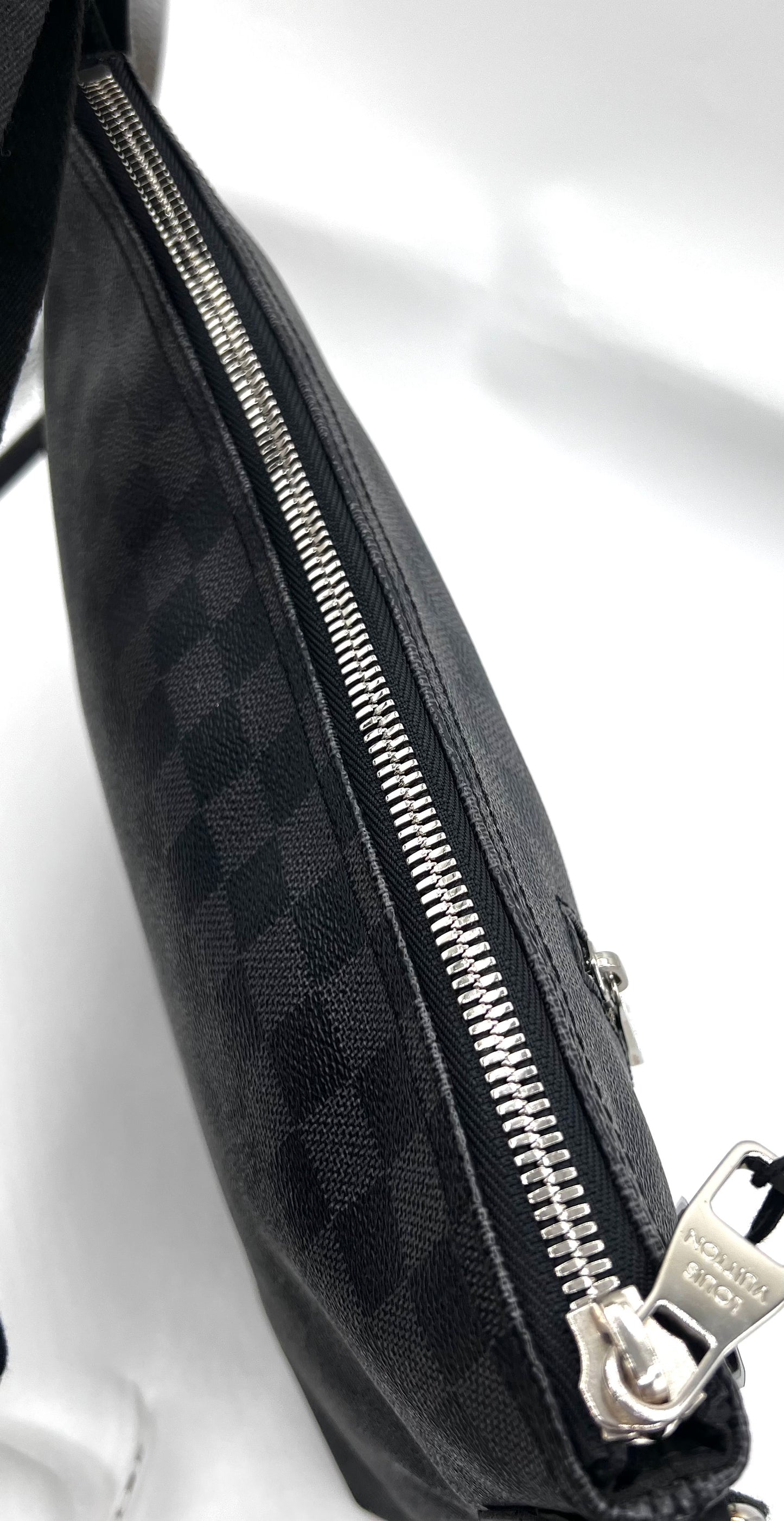 Louis Vuitton mick Graphite Mm Size Cross Body Bag       (🇵🇭P59,340)