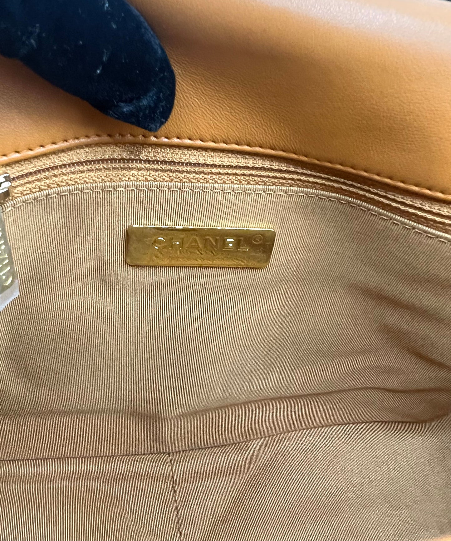 Chanel 19 Lambskin Camel Tone Mm Size IC chip 2 way Crossbody bag (🇵🇭P344,000)