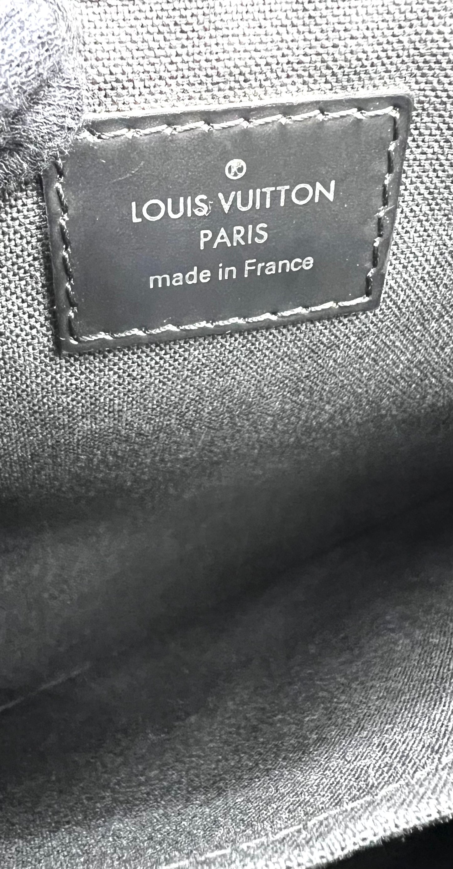 Louis Vuitton mick Graphite Mm Size Cross Body Bag       (🇵🇭P59,340)