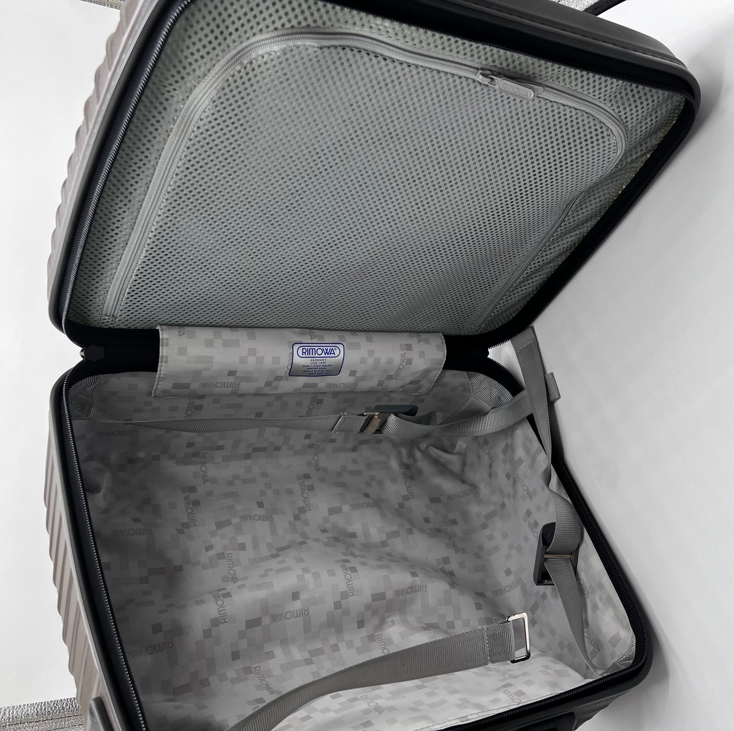 Rimowa Salsa Dark Brown Carry Suitcase 23L                  (🇵🇭P36,980)