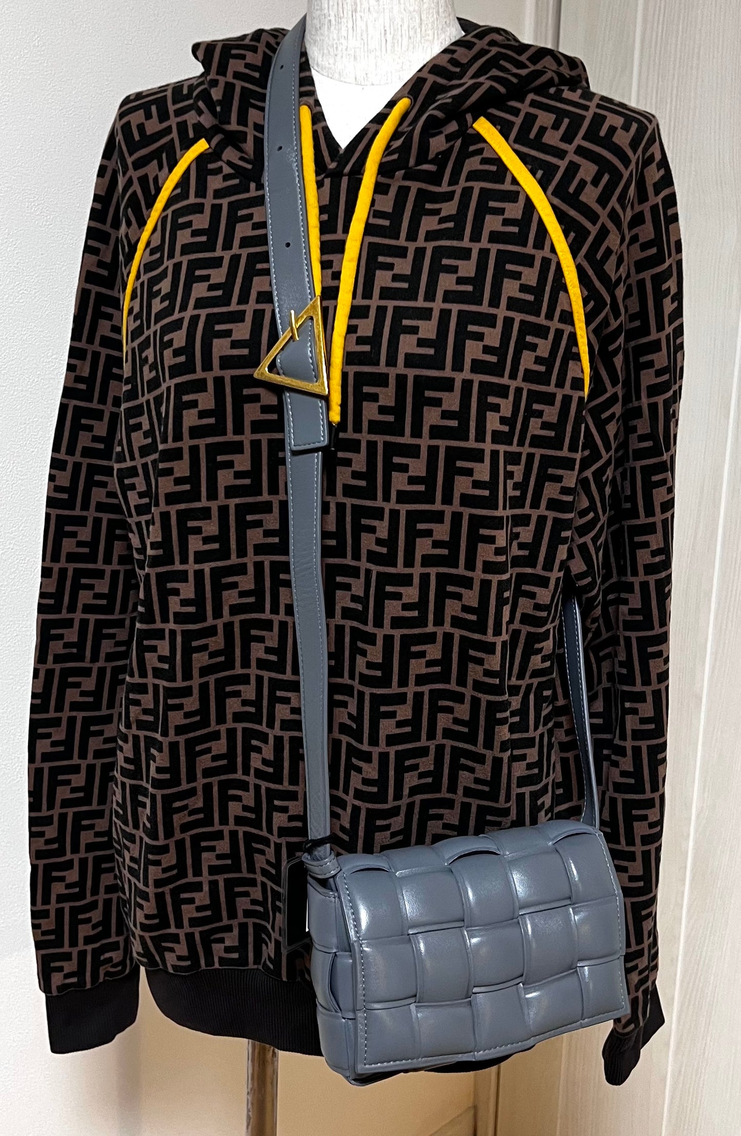 Bottega Venetta Gray Small Padded Cassette Crossbody Bag  (🇵🇭P63,640)