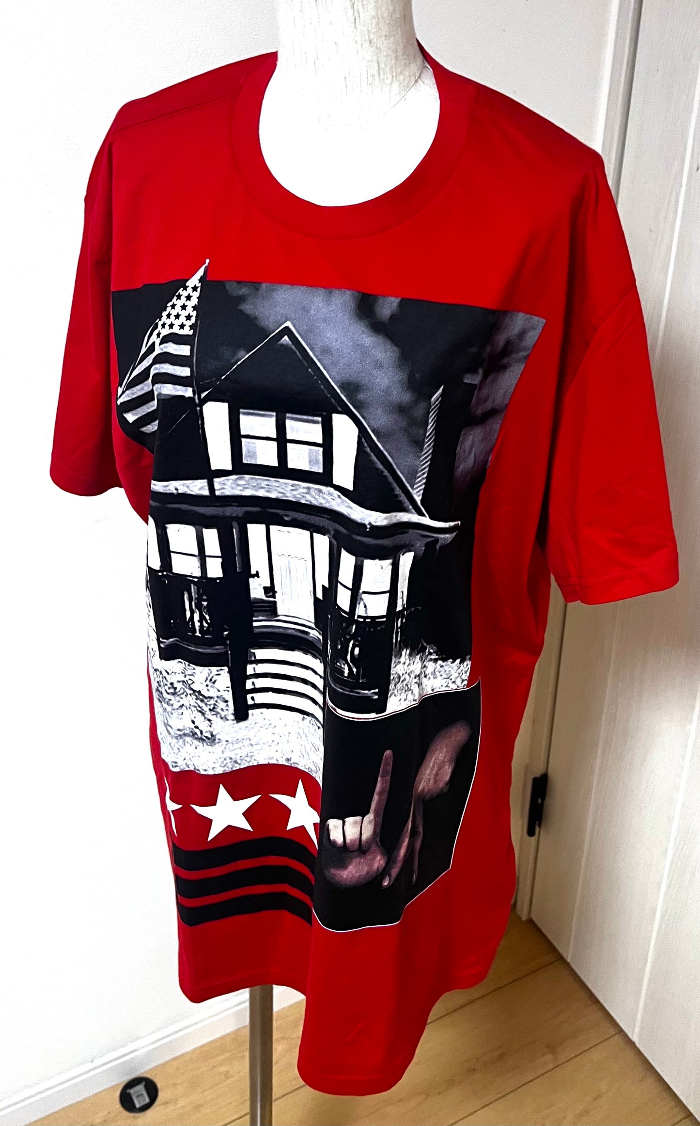 Givenchy Red Tshirt L Size     (🇵🇭P5,160)
