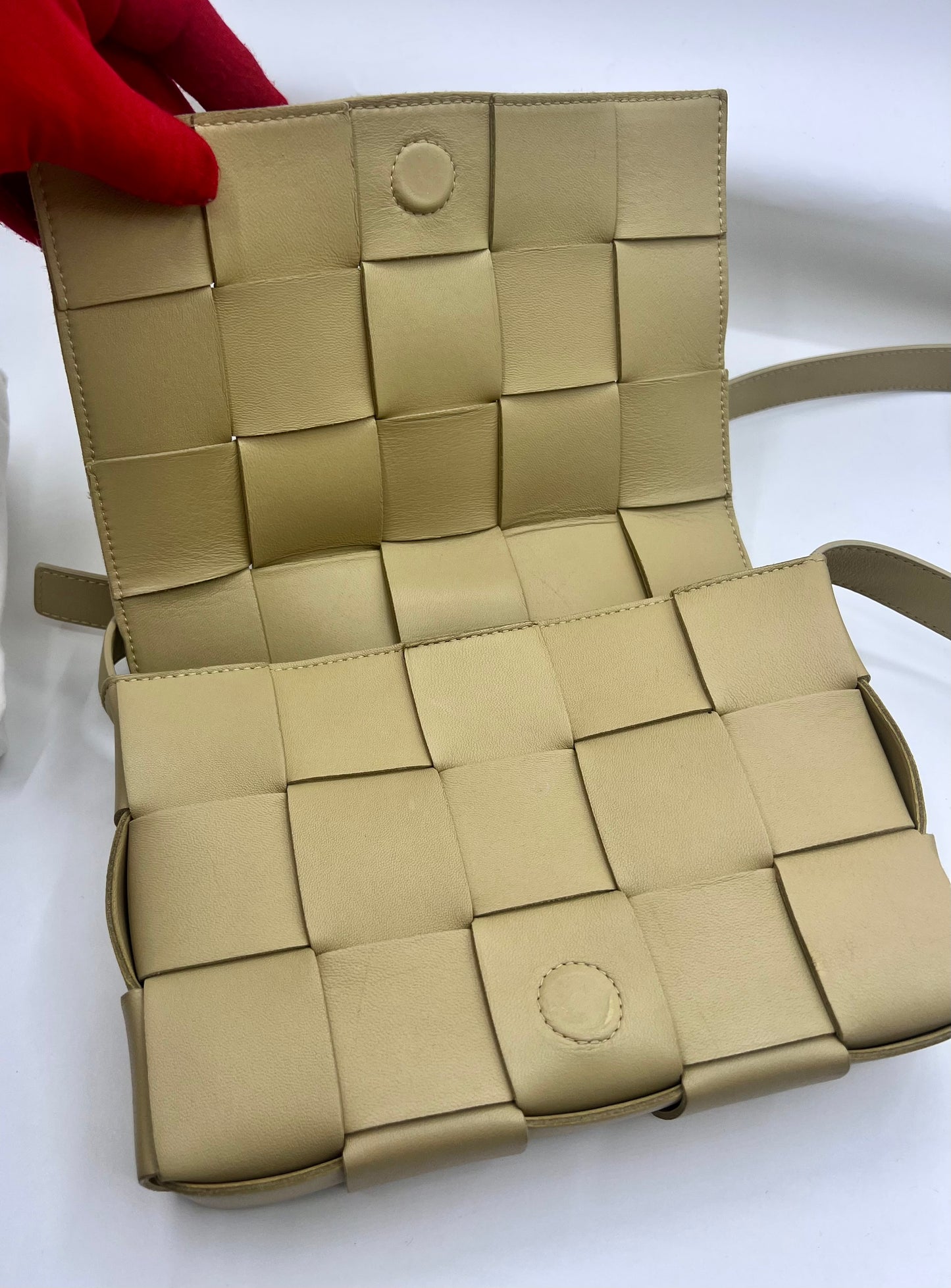 Bottega Venetta Cassette leather crossbody bag Mm size   (🇵🇭P59,340)