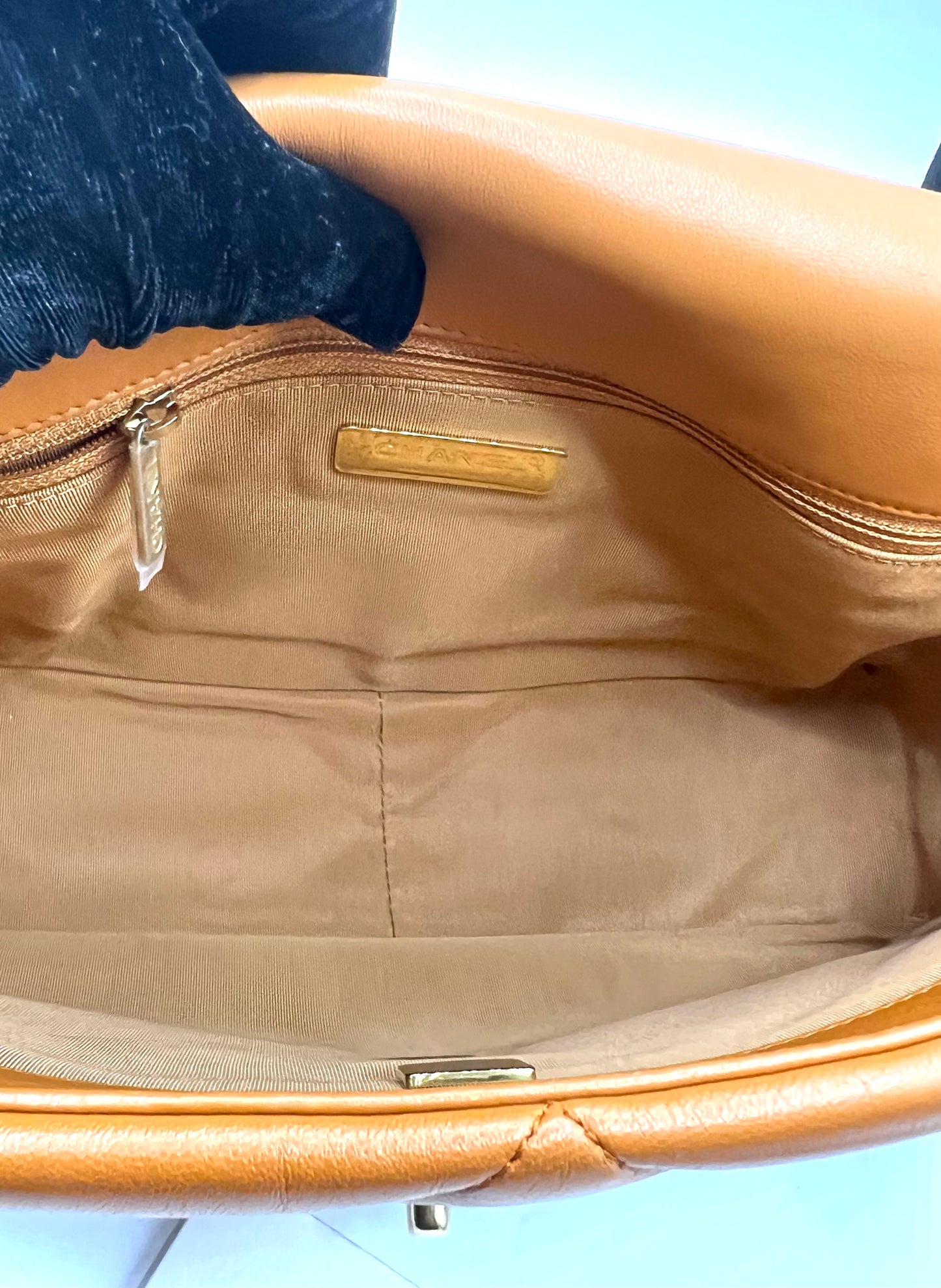 Chanel 19 Lambskin Camel Tone Mm Size IC chip 2 way Crossbody bag (🇵🇭P344,000)