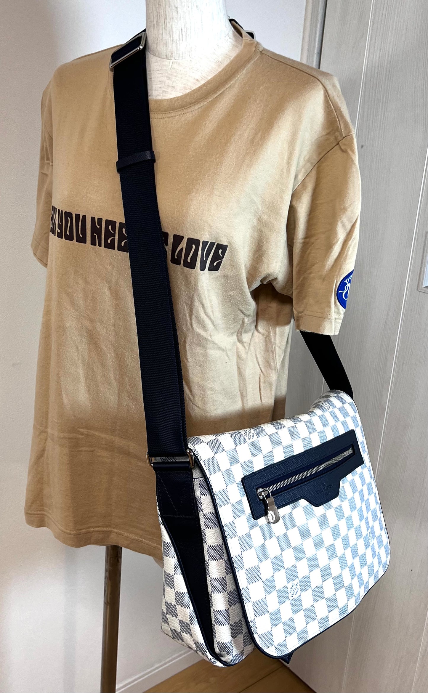 Louis Vuitton Azur Match Point Messenger Crossbody Bag     (🇵🇭P59,340)