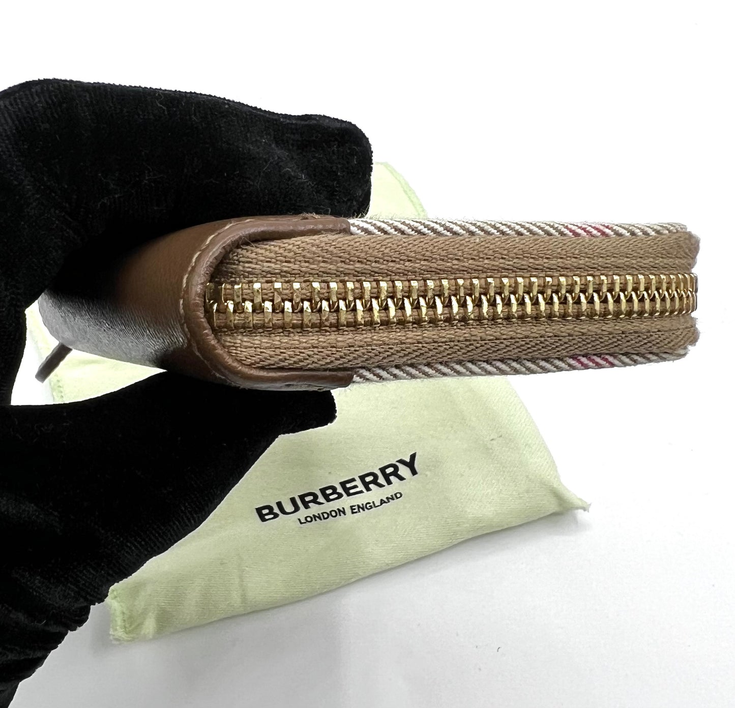 Burberry Canvas Leather Zip Around Card case  (🇵🇭P10,320)