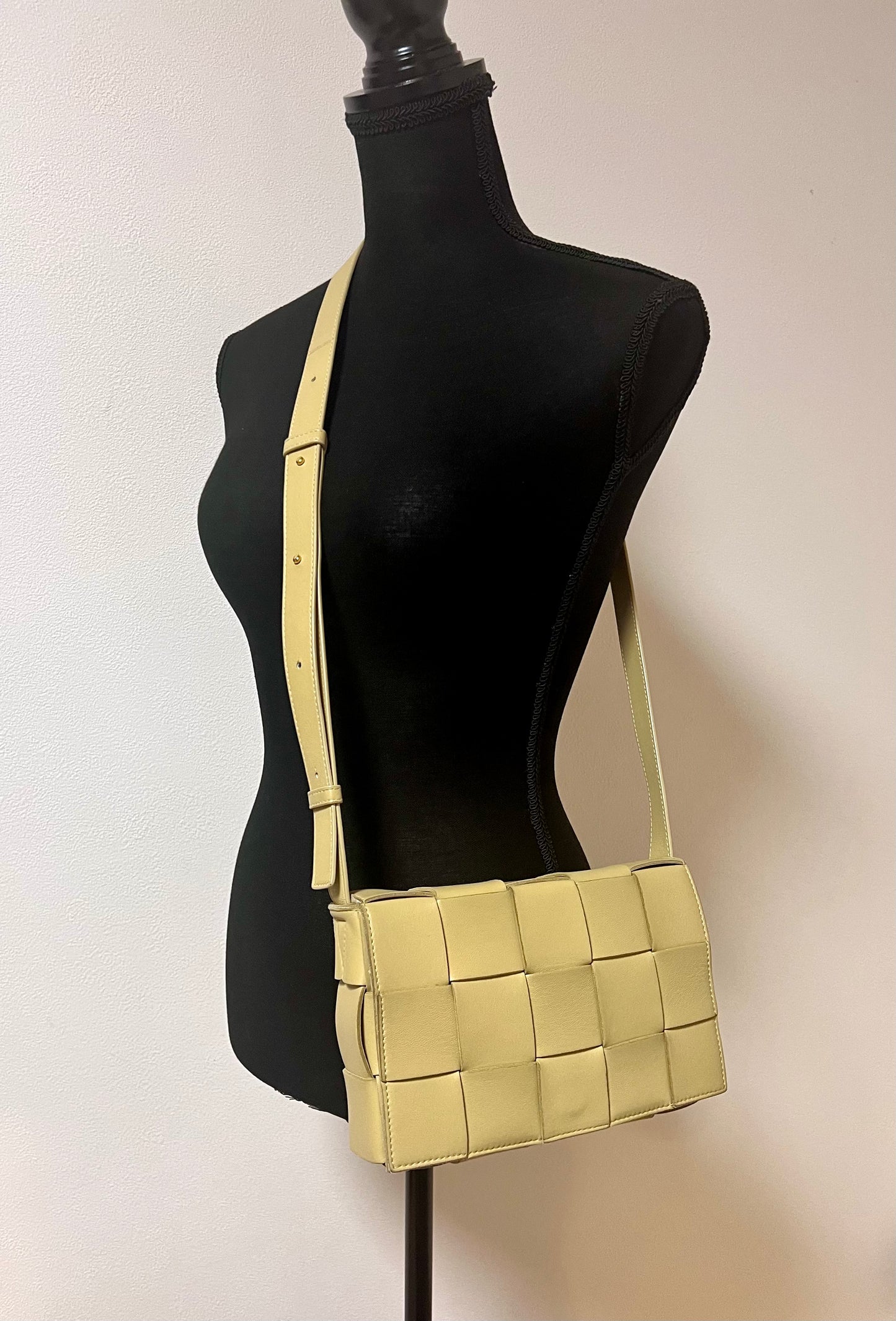 Bottega Venetta Cassette leather crossbody bag Mm size   (🇵🇭P59,340)