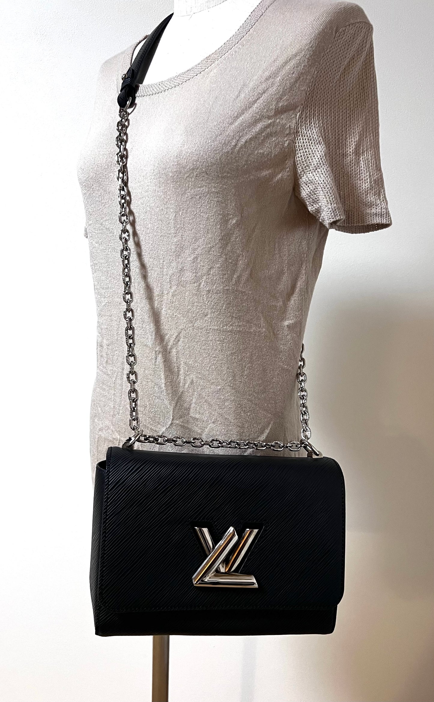 Louis Vuiiton Twist Black Epi MM Size Flap Chain Bag         (🇵🇭P103,200)