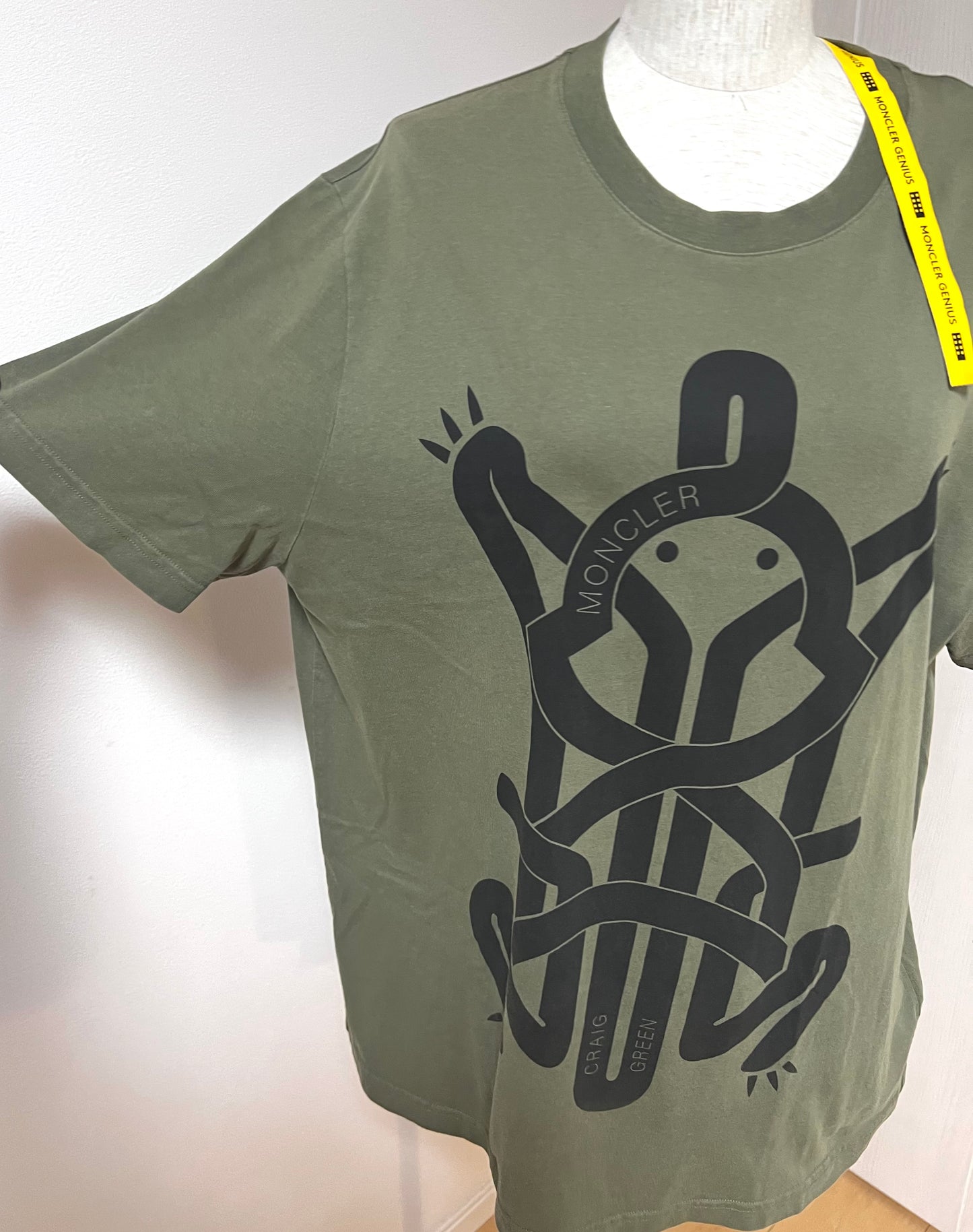 Moncler Olive graphic Tshirt L size  (🇵🇭P7,740)