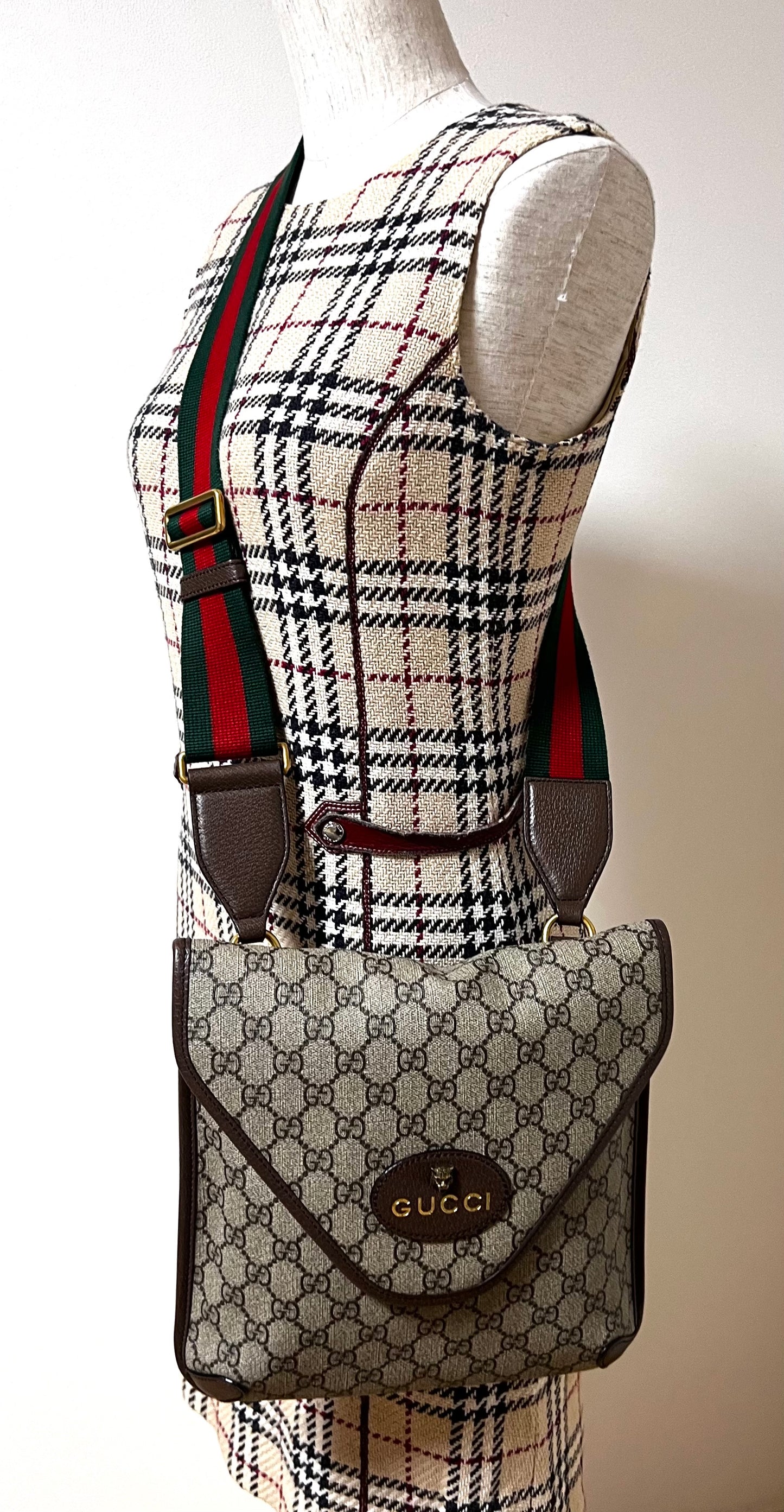 Gucci Supreme Tiger Motif Crossbody Bag (🇵🇭P55,040)