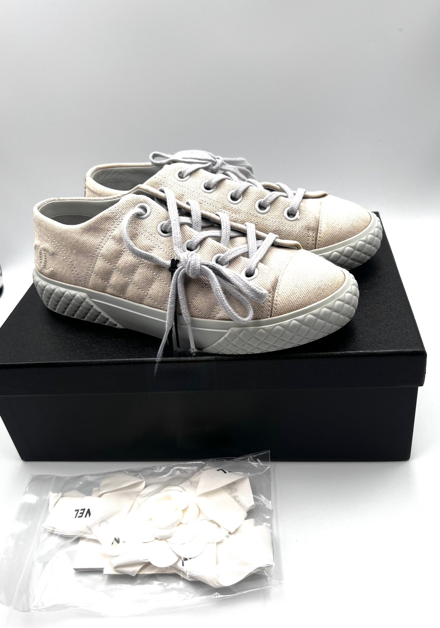 Chanel 22C cruise 2022 collection Light Blue Gray Denim CC Logo Low Top Sneakers Size 36C (🇵🇭P48,270)