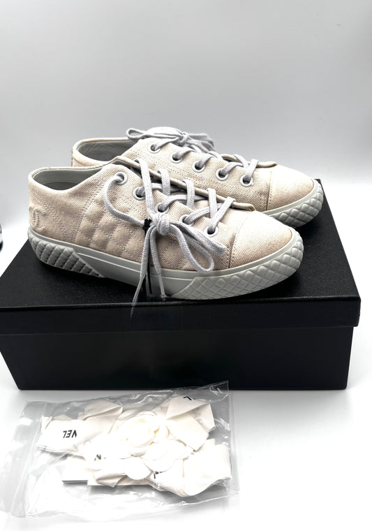 Chanel 22C cruise 2022 collection Light Blue Gray Denim CC Logo Low Top Sneakers Size 36C (🇵🇭P48,270)
