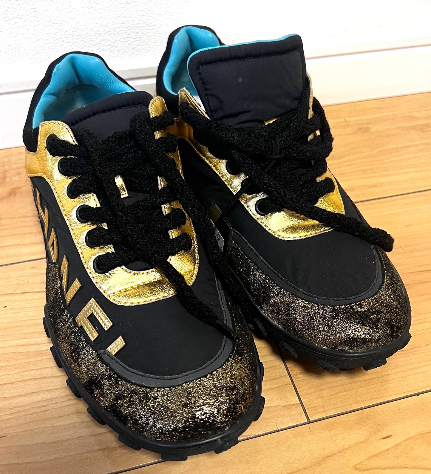 Chanel Low Top Cc Logo Black/Gold Sneakers Size39Eu /24CM (🇵🇭P18,920)