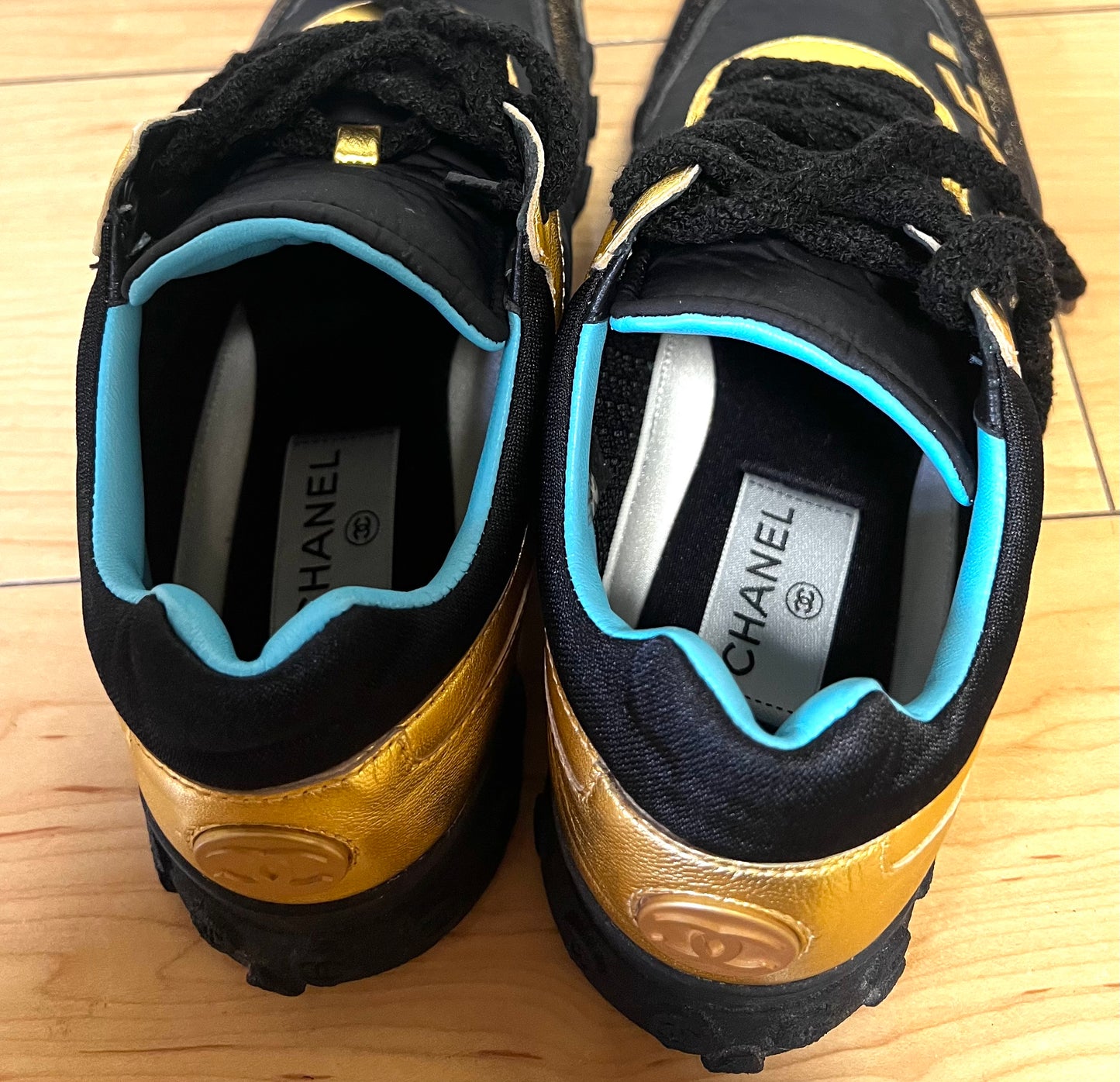 Chanel Low Top Cc Logo Black/Gold Sneakers Size39Eu /24CM (🇵🇭P18,920)