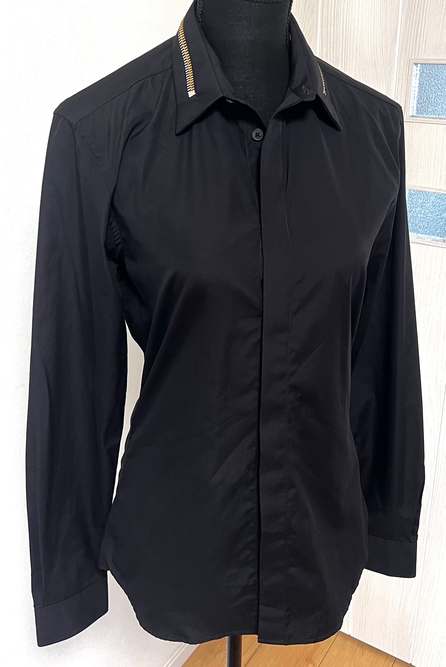 Givenchy Black Button Down Polo M size (🇵🇭P3,440)