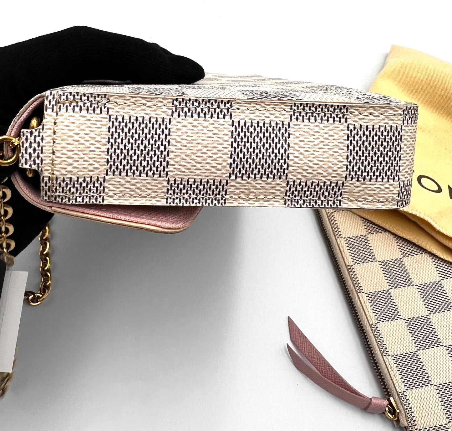 Louis Vuitton Felicie Azur Pochette wallet on chain         (🇵🇭P63,640)