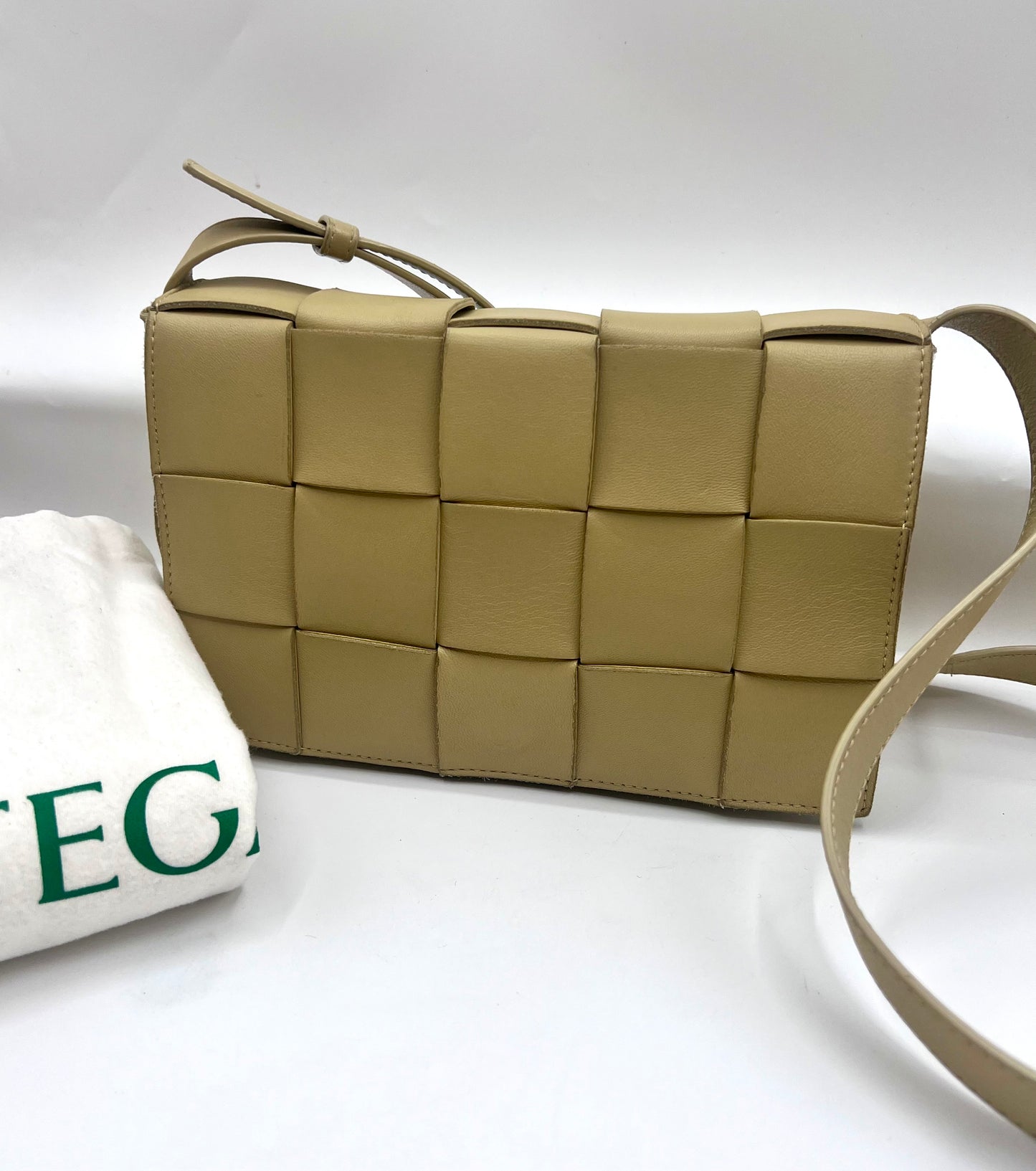 Bottega Venetta Cassette leather crossbody bag Mm size   (🇵🇭P59,340)