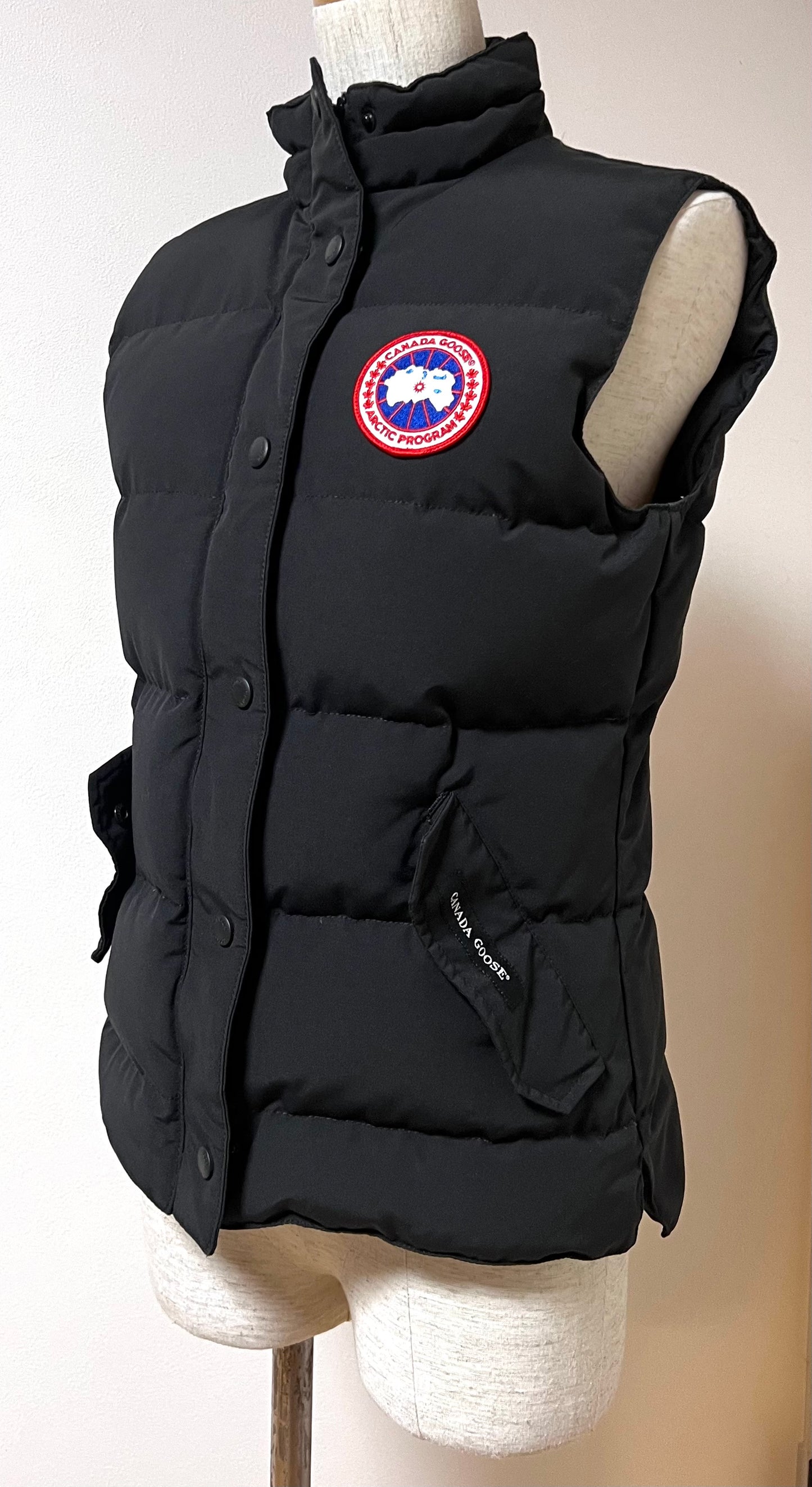 Canada Goose Black Down Vest S~M Size (🇵🇭P24,940)