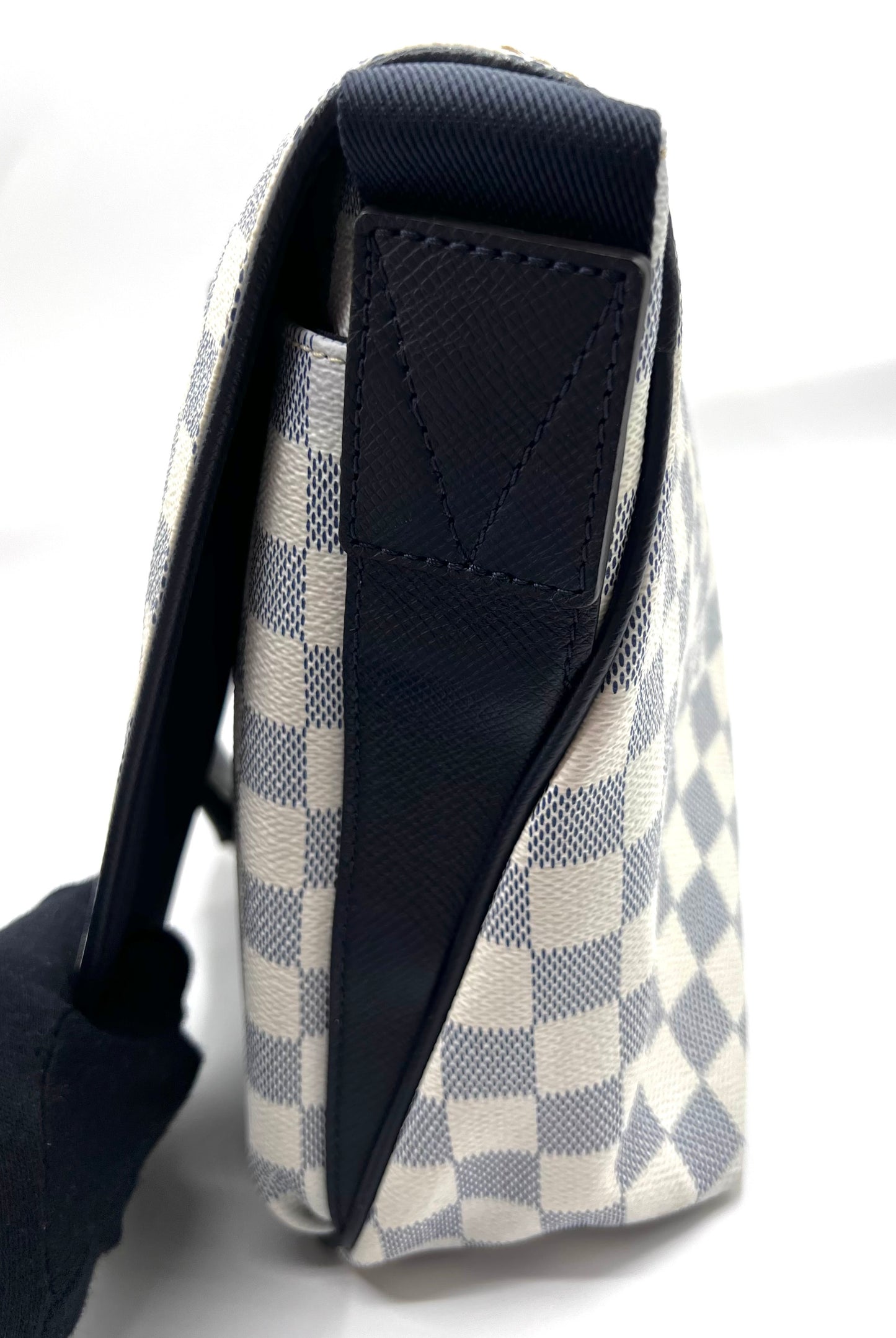 Louis Vuitton Azur Match Point Messenger Crossbody Bag     (🇵🇭P59,340)