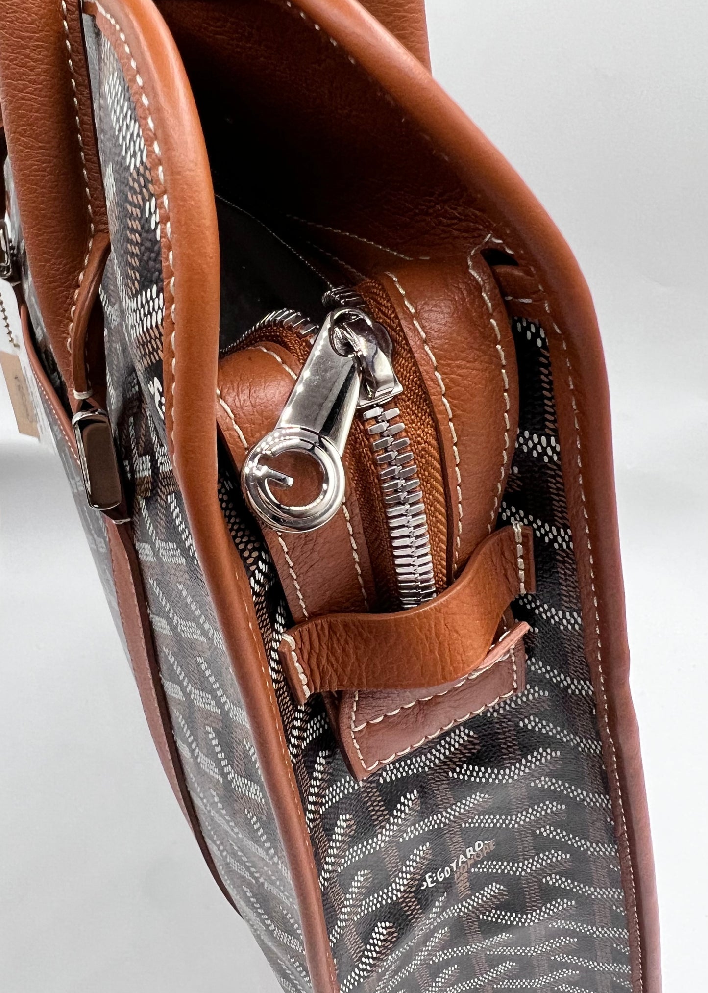 Goyard Bourgogne Tan Vertical Tote (🇵🇭P154,809)